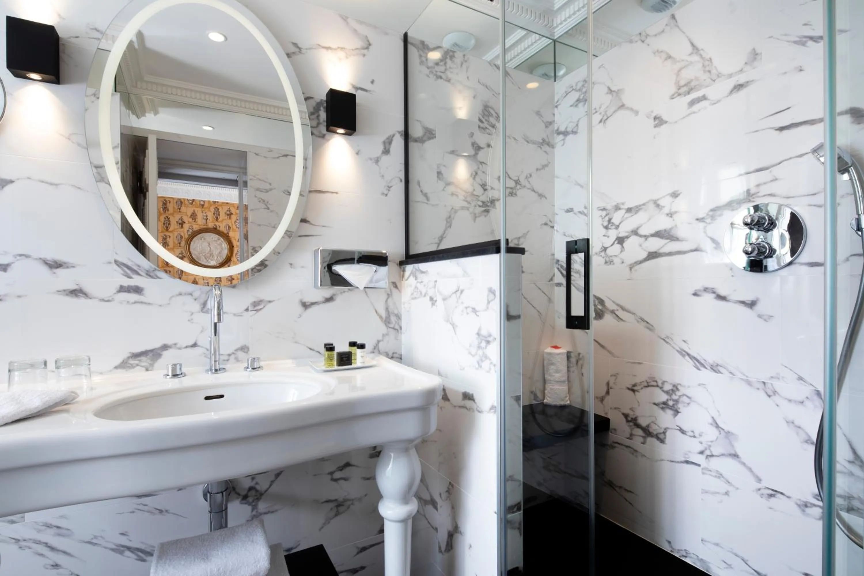 Shower in Hôtel des Grands Hommes