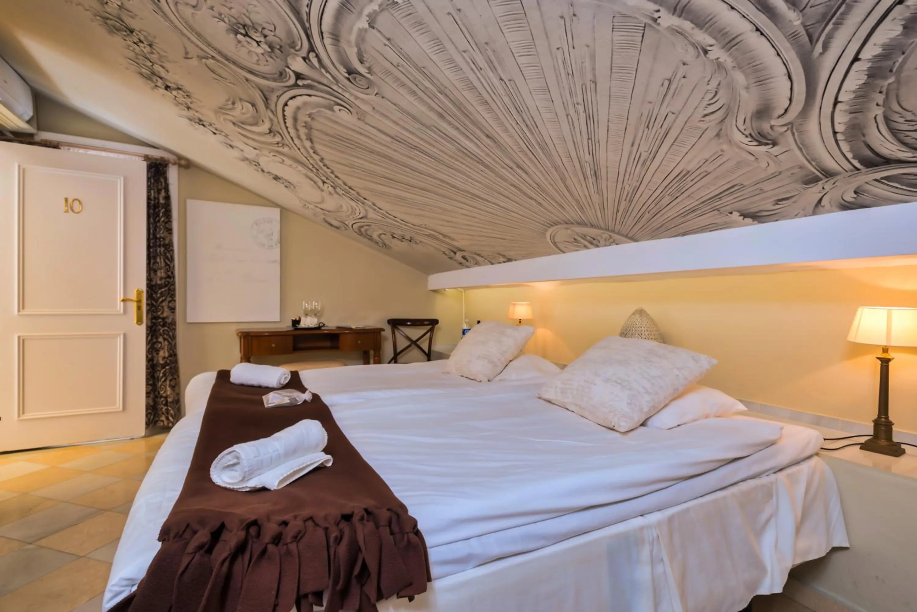 Photo of the whole room, Bed in The Town House