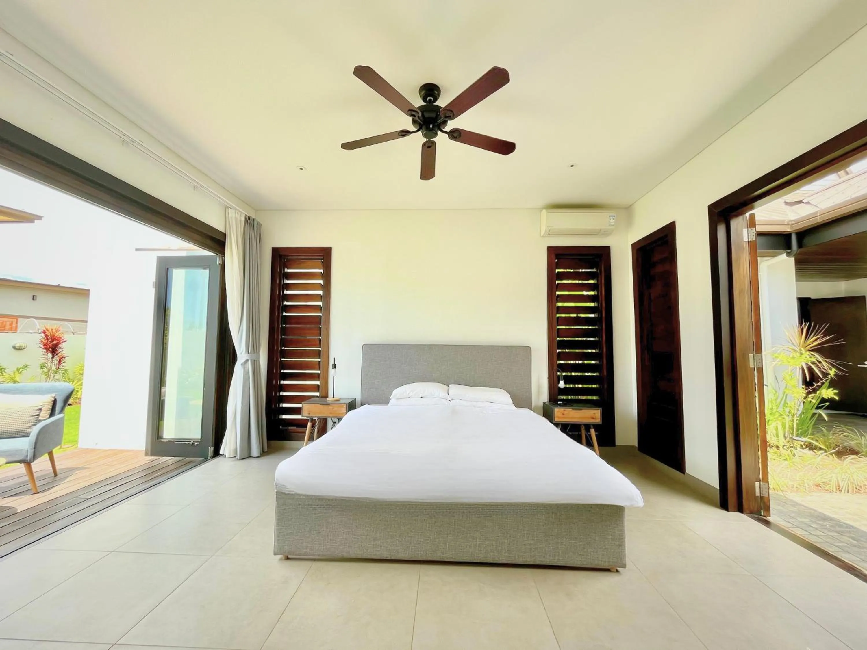 Photo of the whole room, Bed in Naisoso Island Villas - Fiji