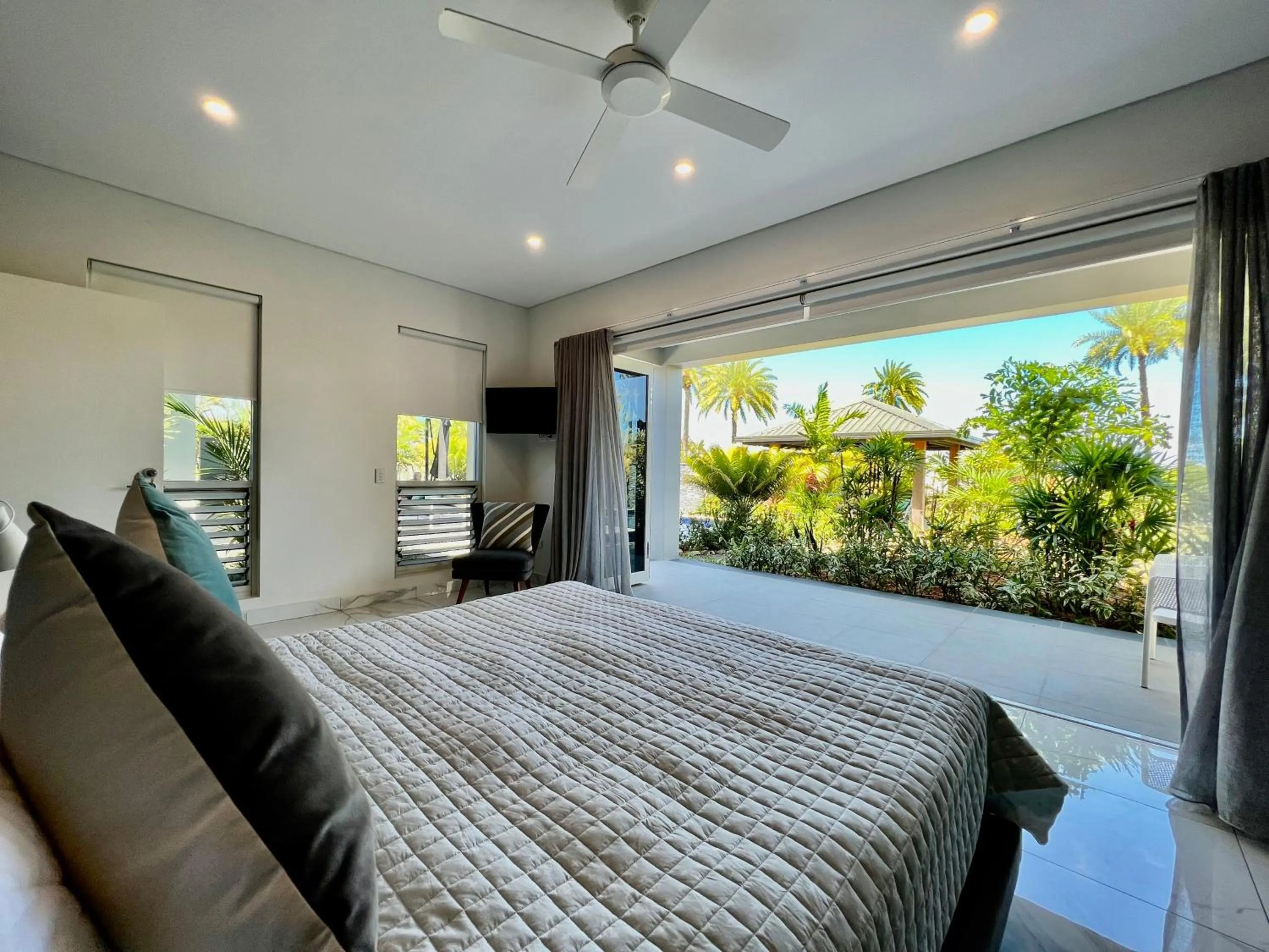 Bedroom, Bed in Naisoso Island Villas - Fiji