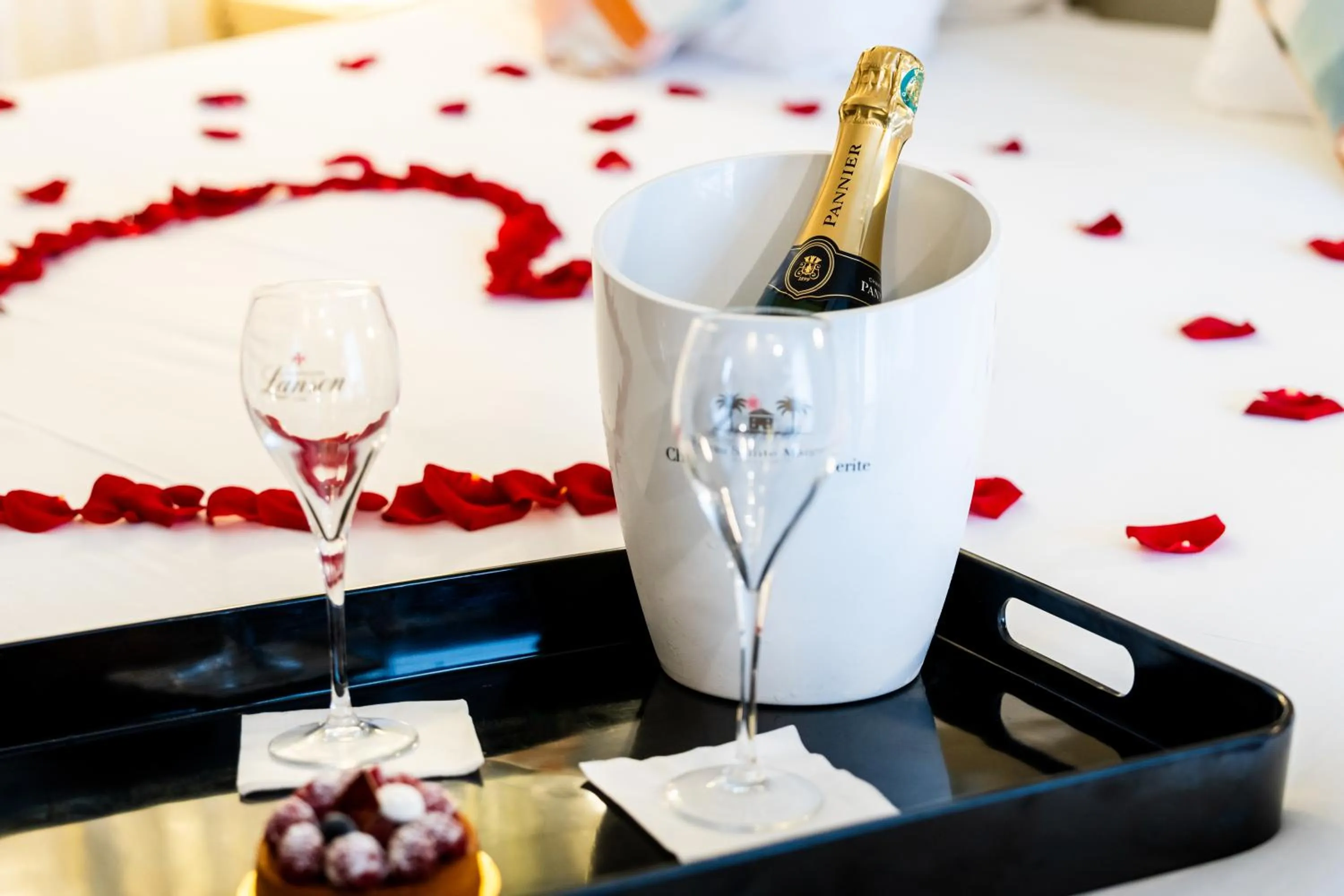 Alcoholic drinks in Le 7 Eiffel Hotel by Malone