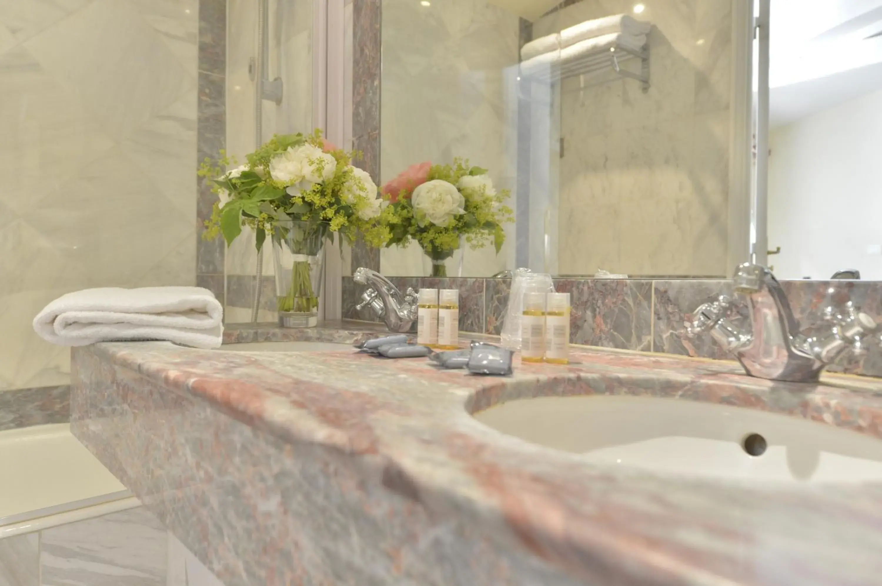 Suite (3 Adults) in Hotel Suites Unic Renoir Saint-Germain Suite (3 Adults) in Hotel Suites Unic Renoir Saint-Germain