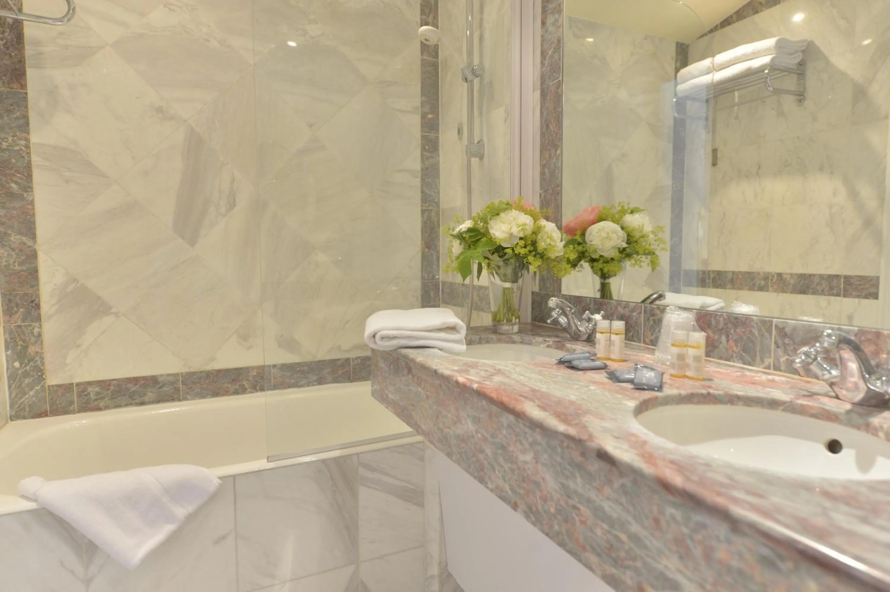 Bathroom in Hotel Suites Unic Renoir Saint-Germain