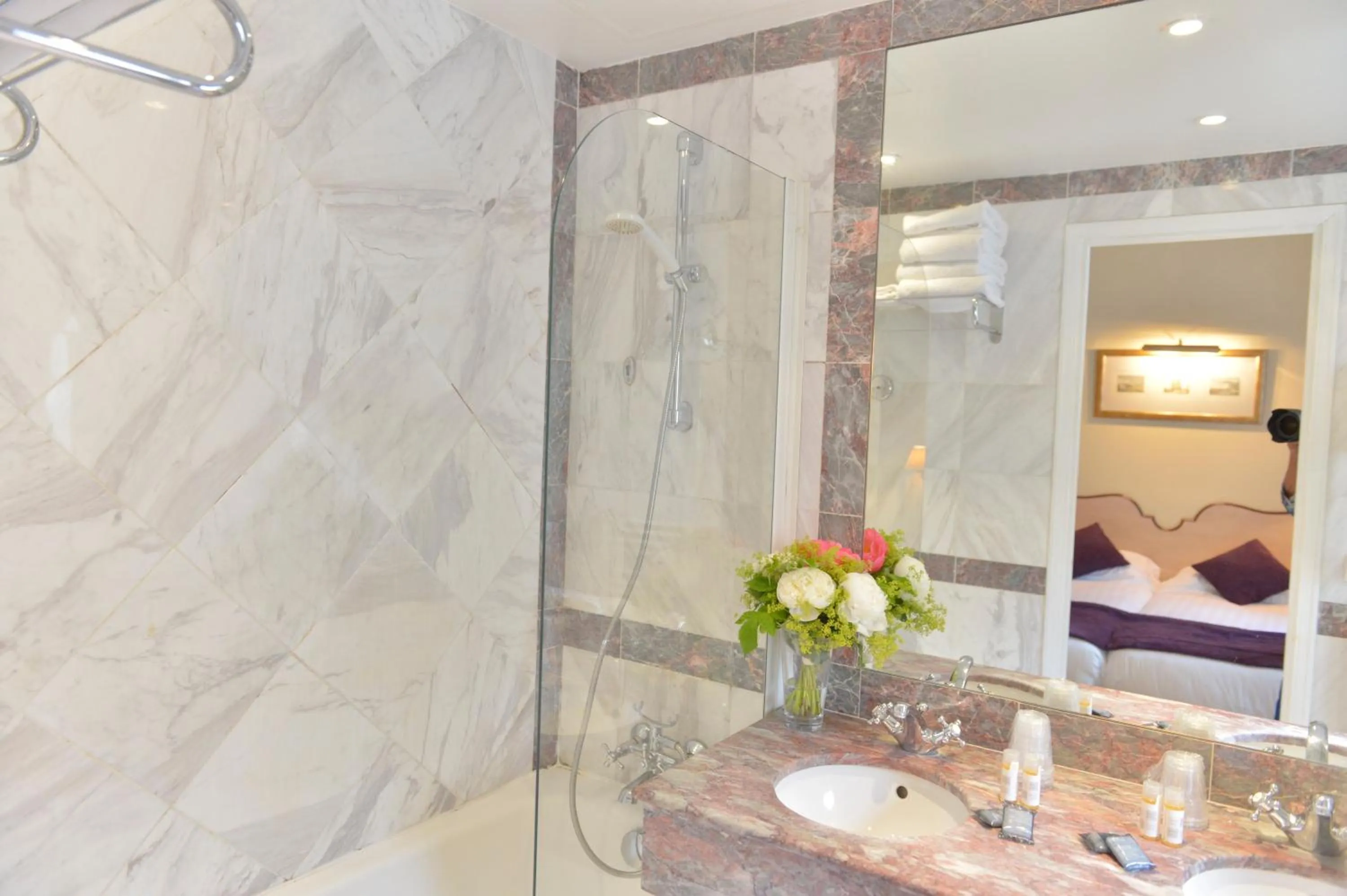 Bathroom in Hotel Suites Unic Renoir Saint-Germain