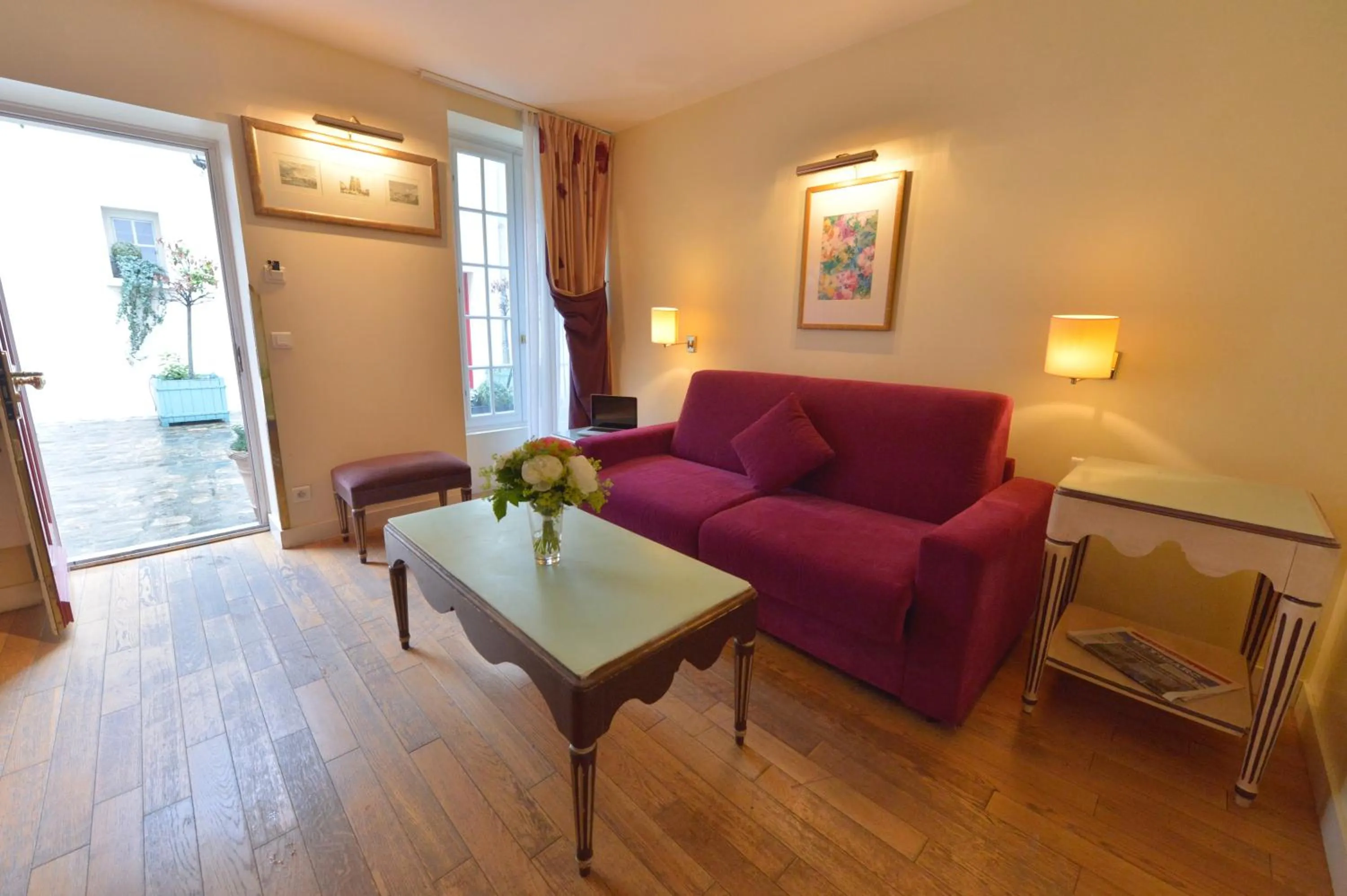 Living room, Seating Area in Hotel Suites Unic Renoir Saint-Germain