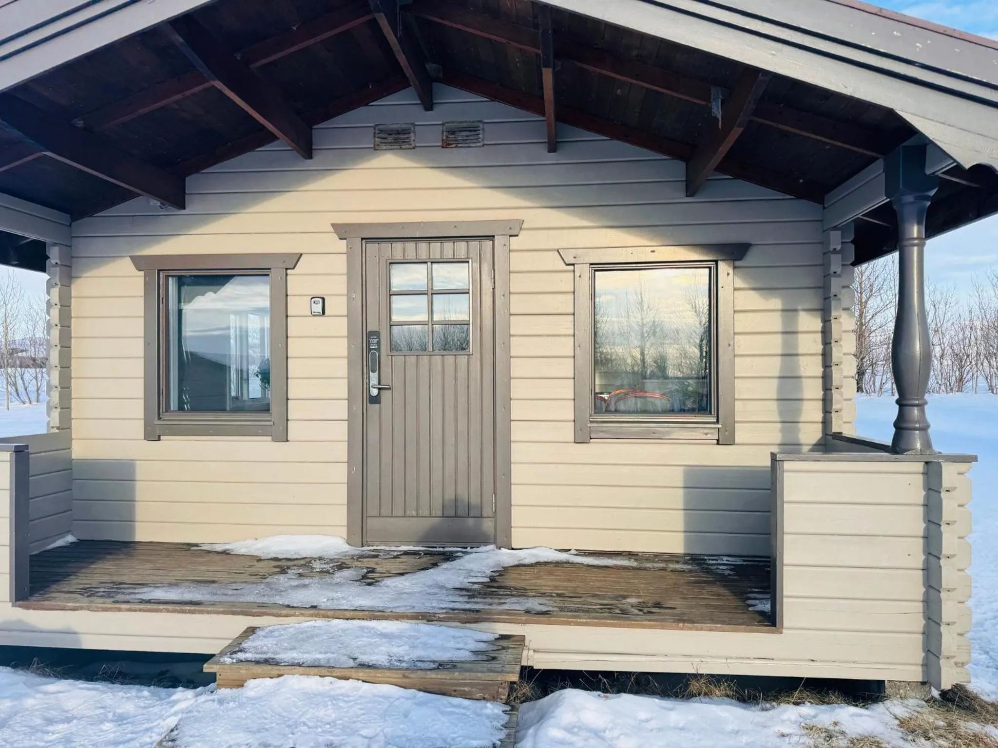 Property building in Hellisholar Cottages