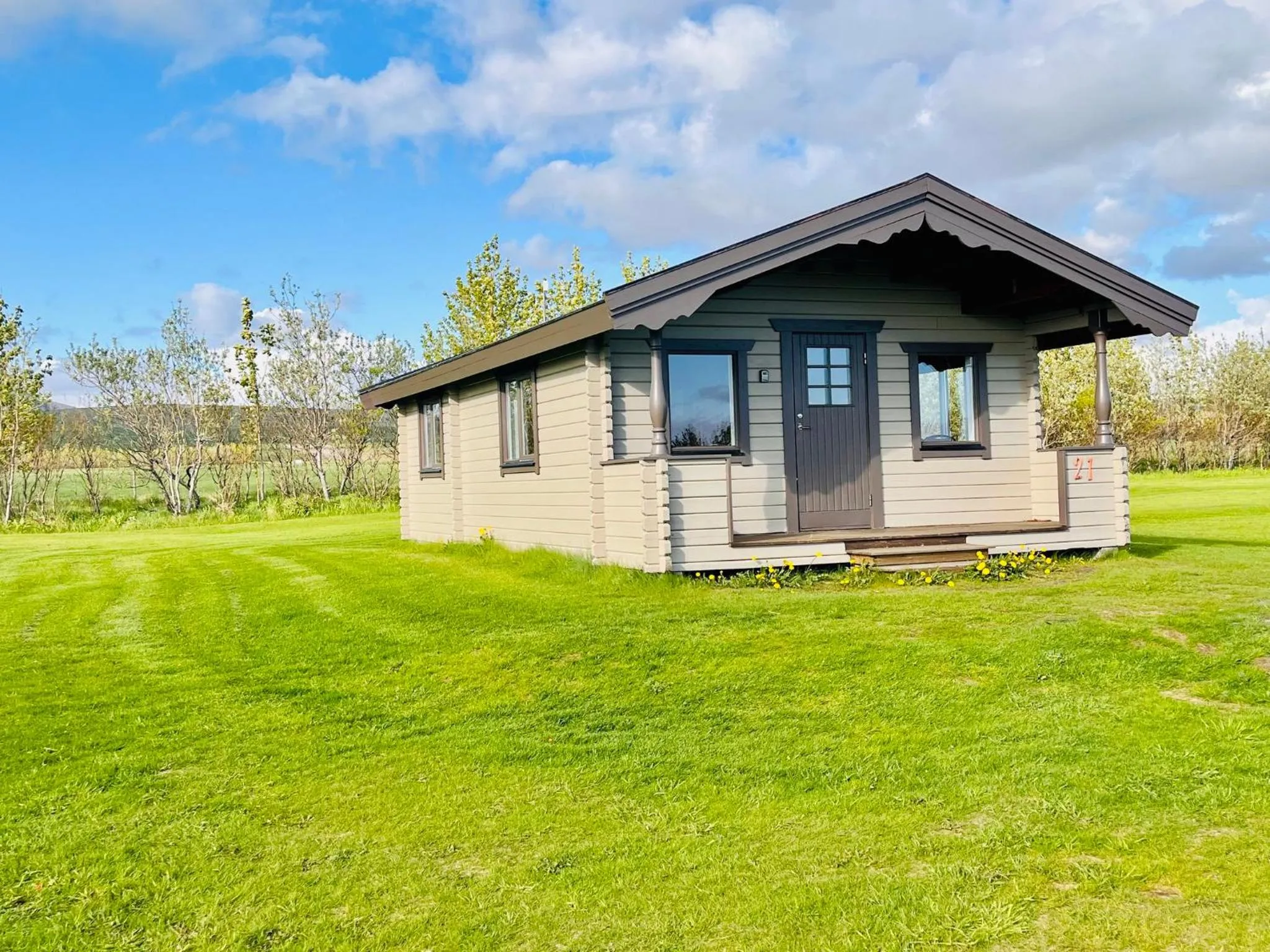 Property building in Hellisholar Cottages