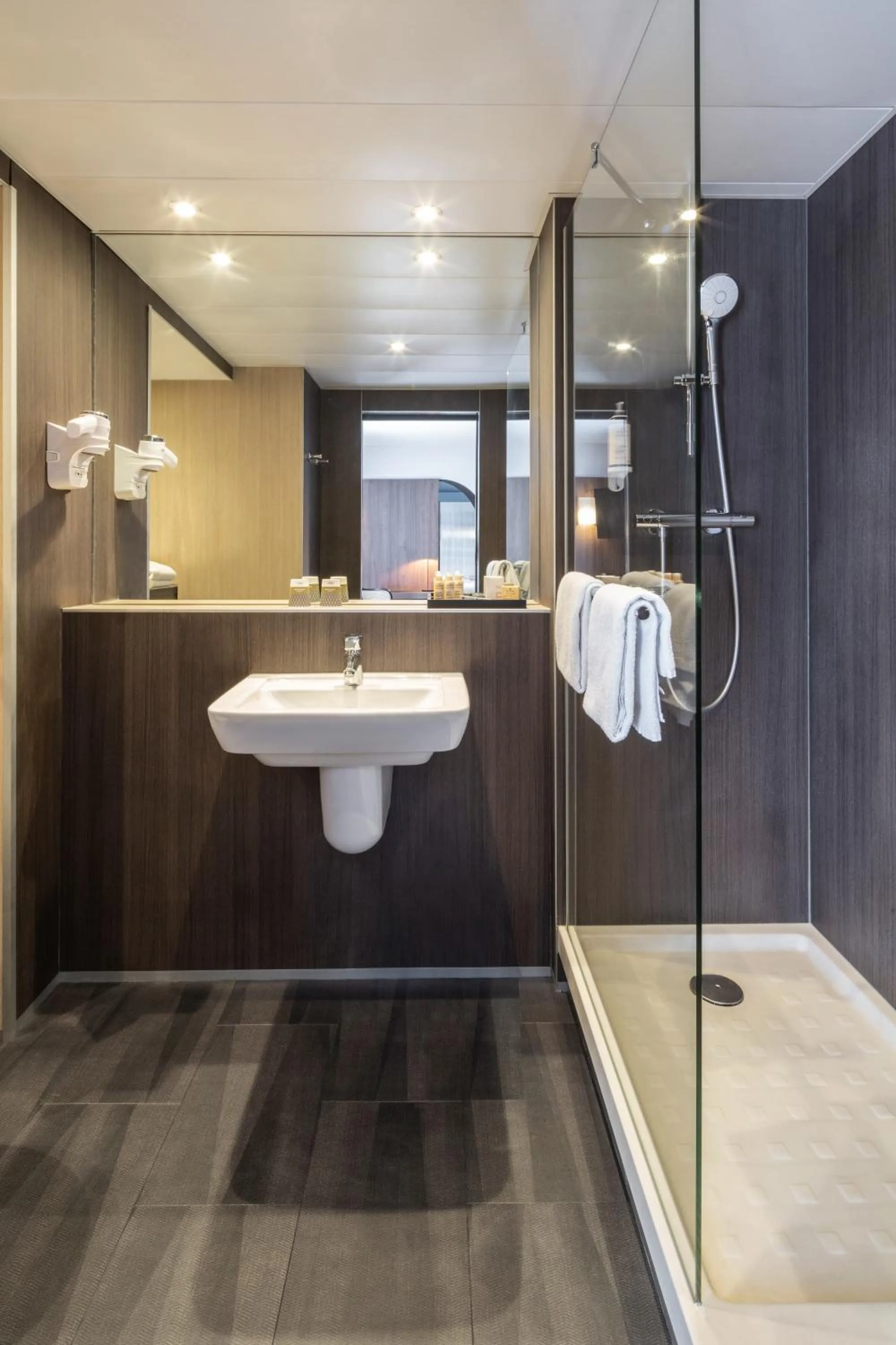 Bathroom in Mercure Versailles Chateau