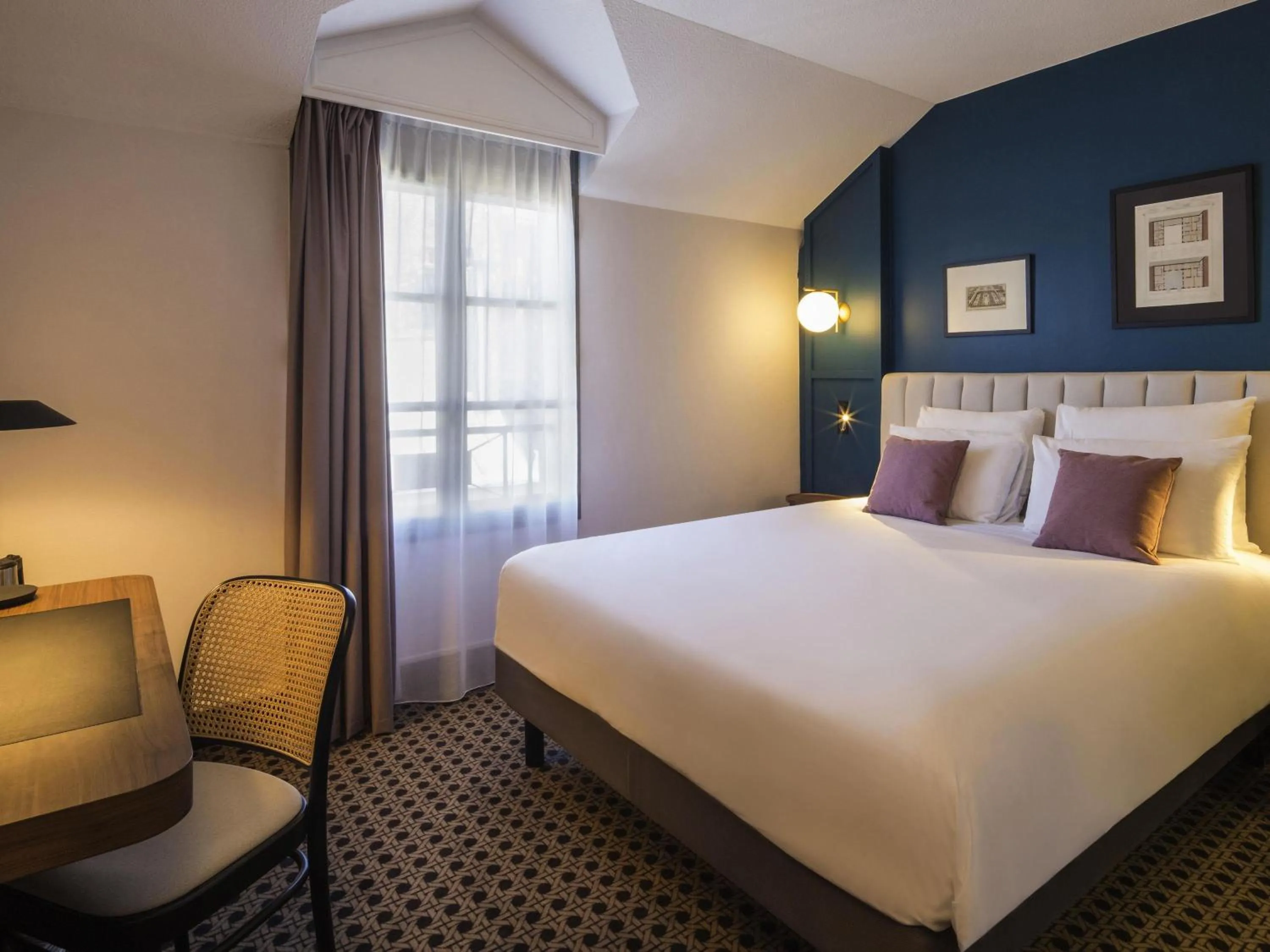 Bedroom, Bed in Mercure Versailles Chateau