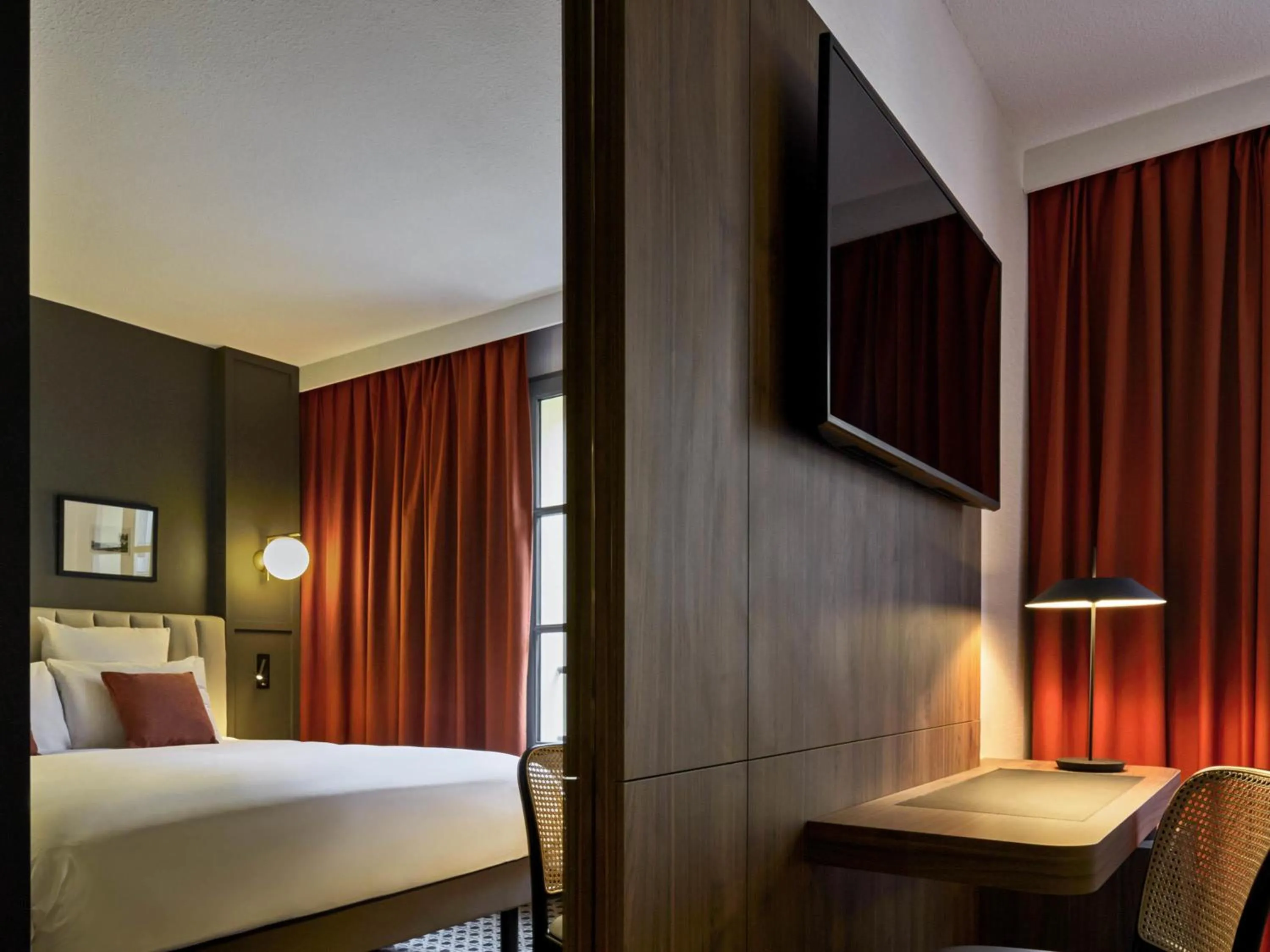 Property building, Bed in Mercure Versailles Chateau