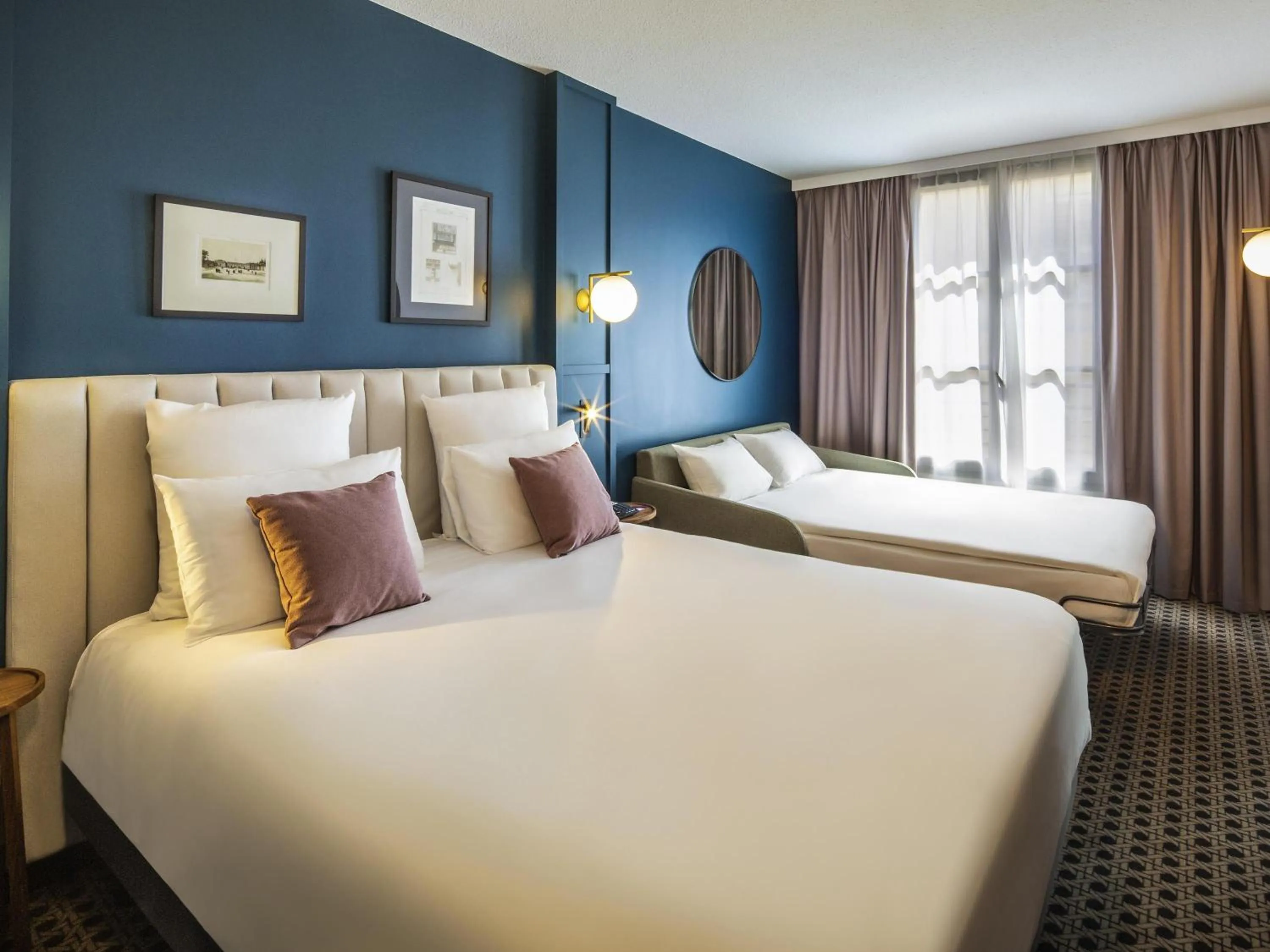 Bedroom, Bed in Mercure Versailles Chateau