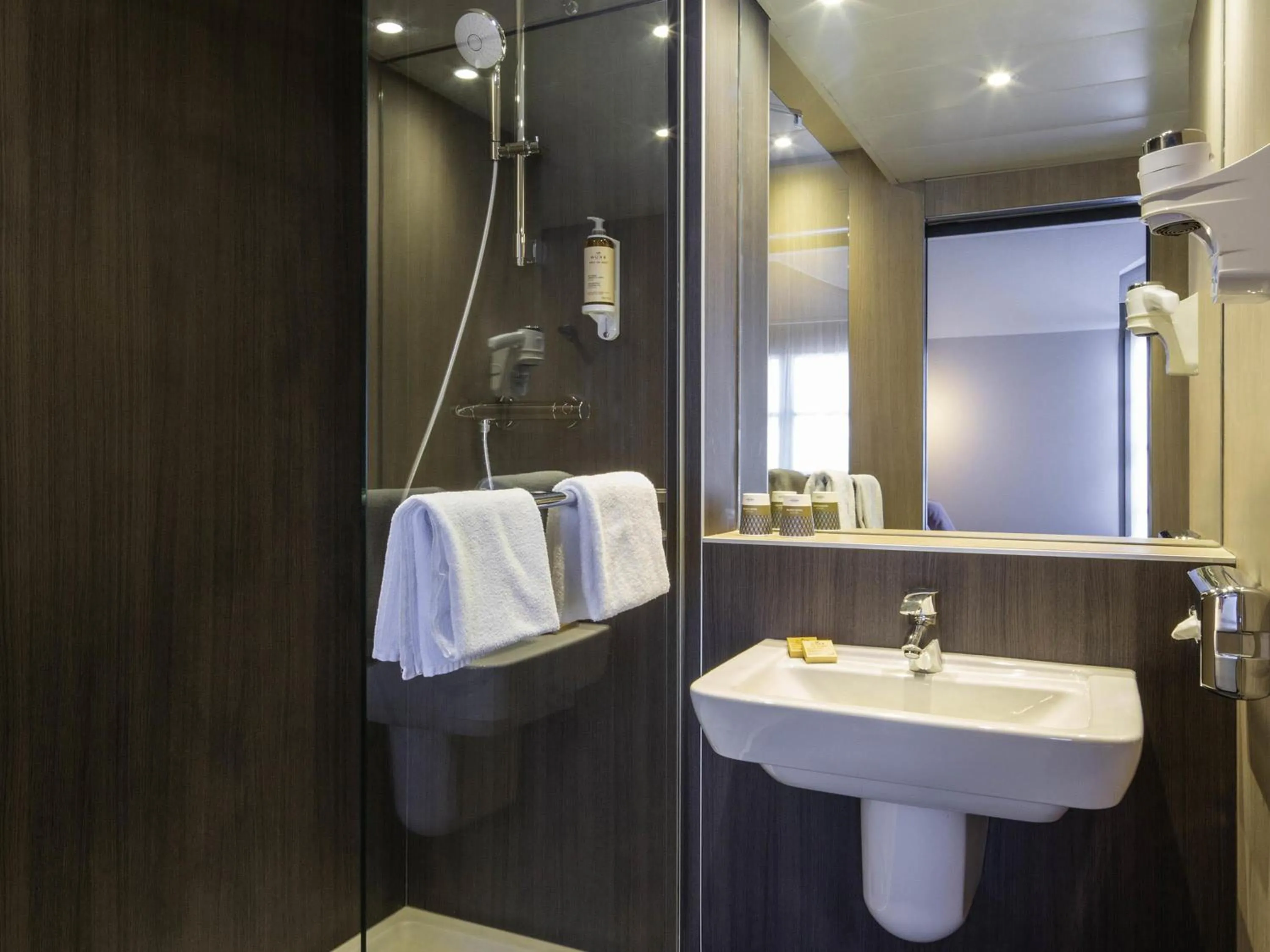 Bedroom in Mercure Versailles Chateau