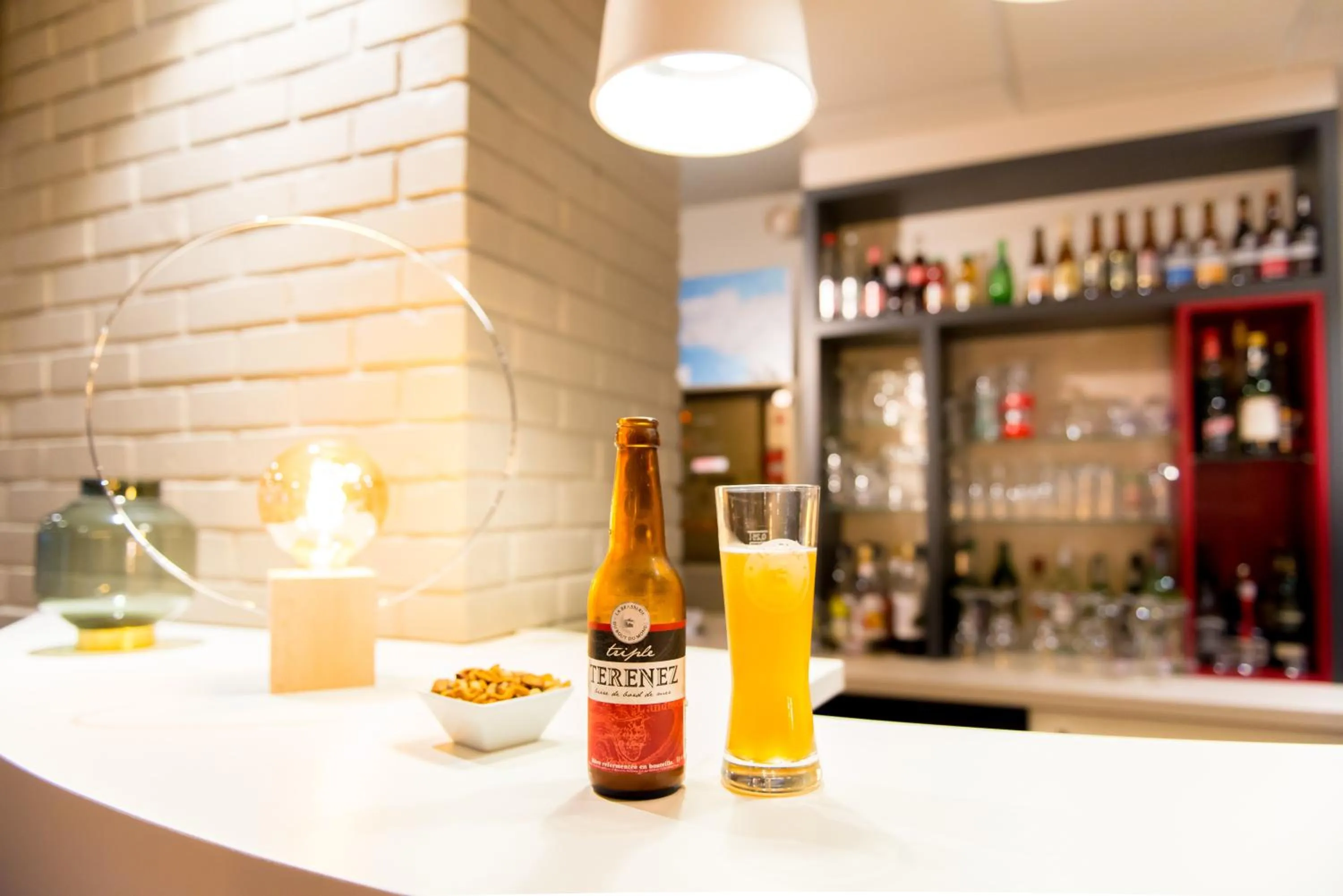 Lounge or bar in Brit Hotel Brest Le Relecq Kerhuon