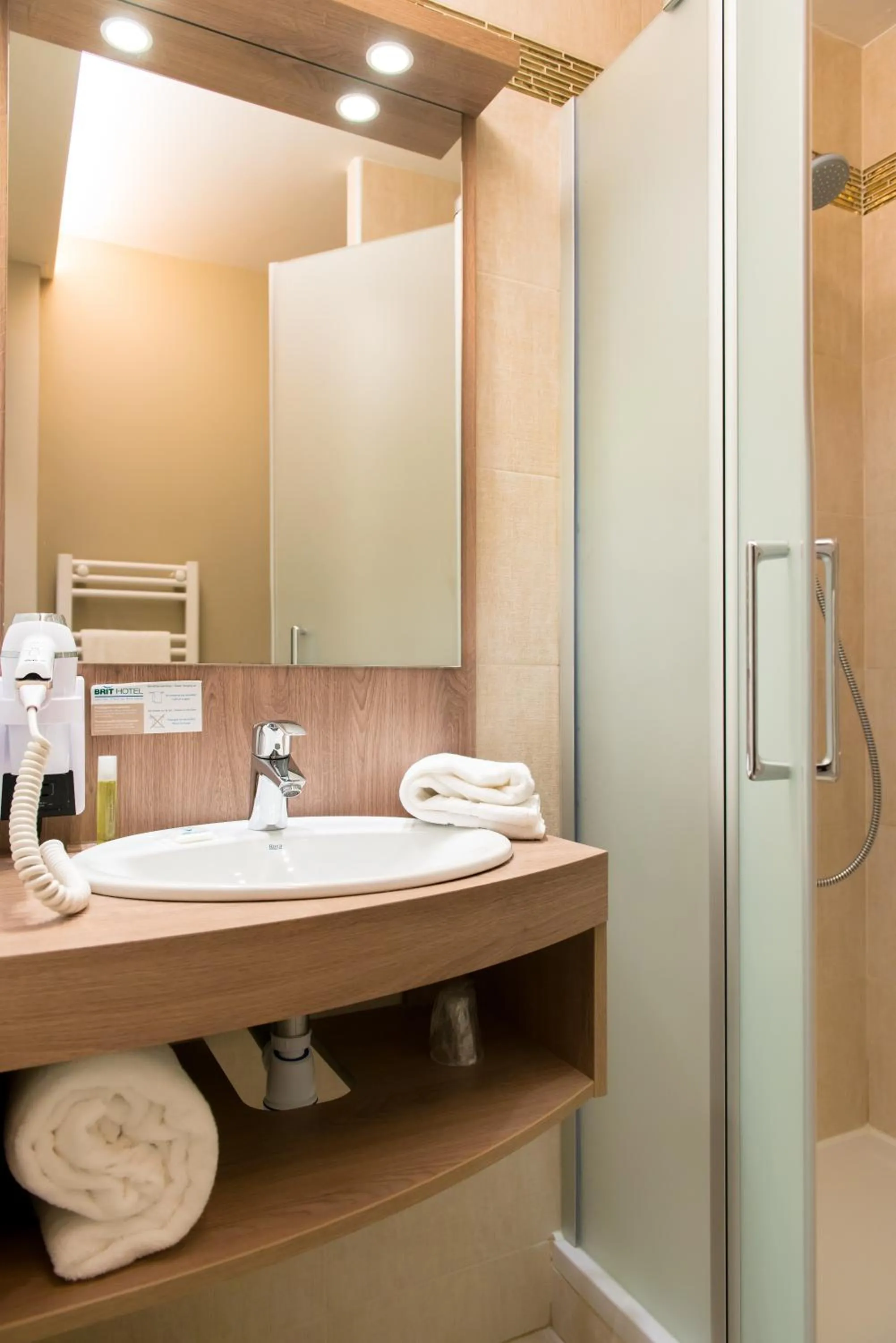 Bathroom in Brit Hotel Brest Le Relecq Kerhuon