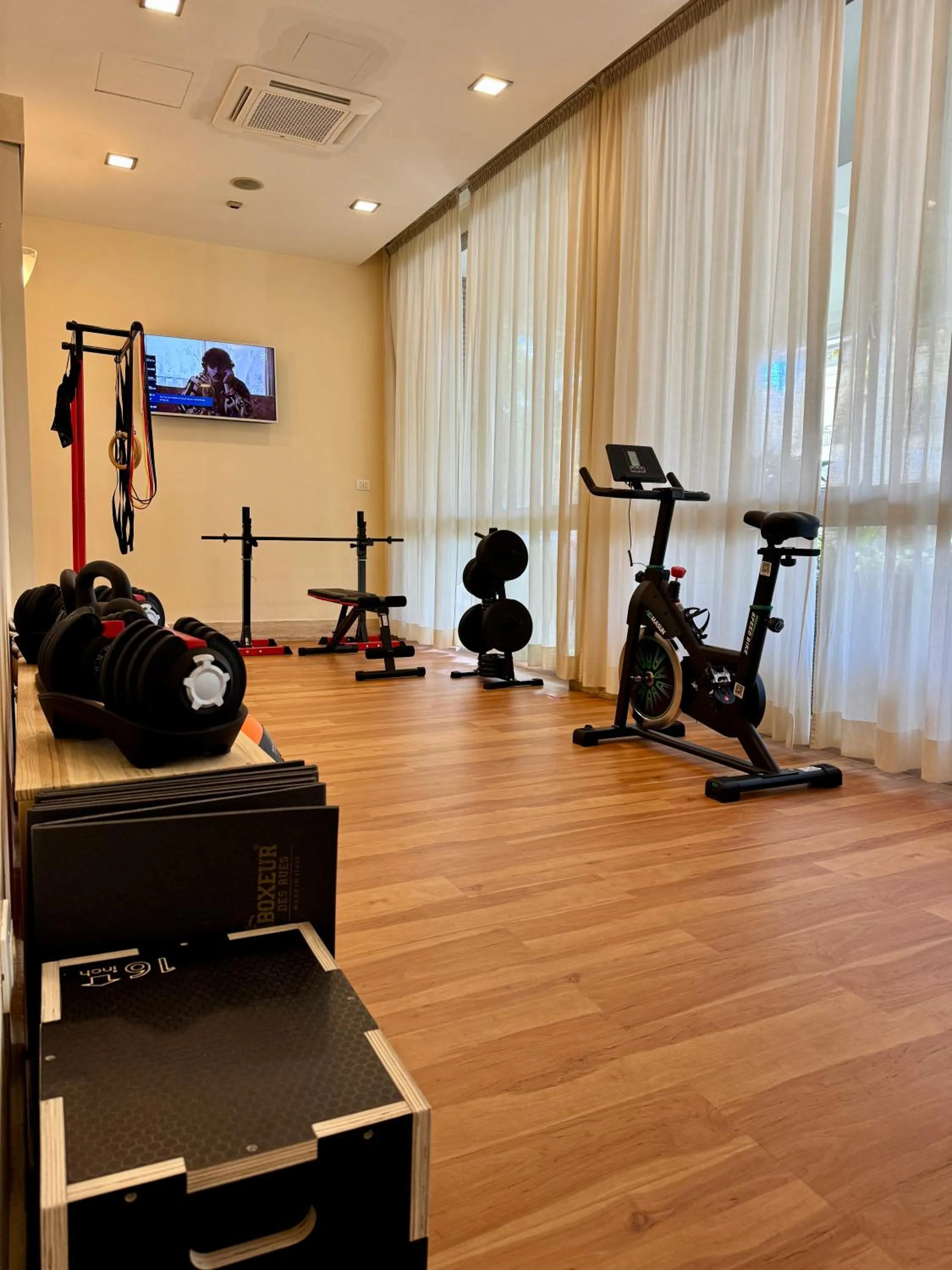 Fitness centre/facilities in Hotel Majorca sul Mare in centro a Riccione con Area Fitness