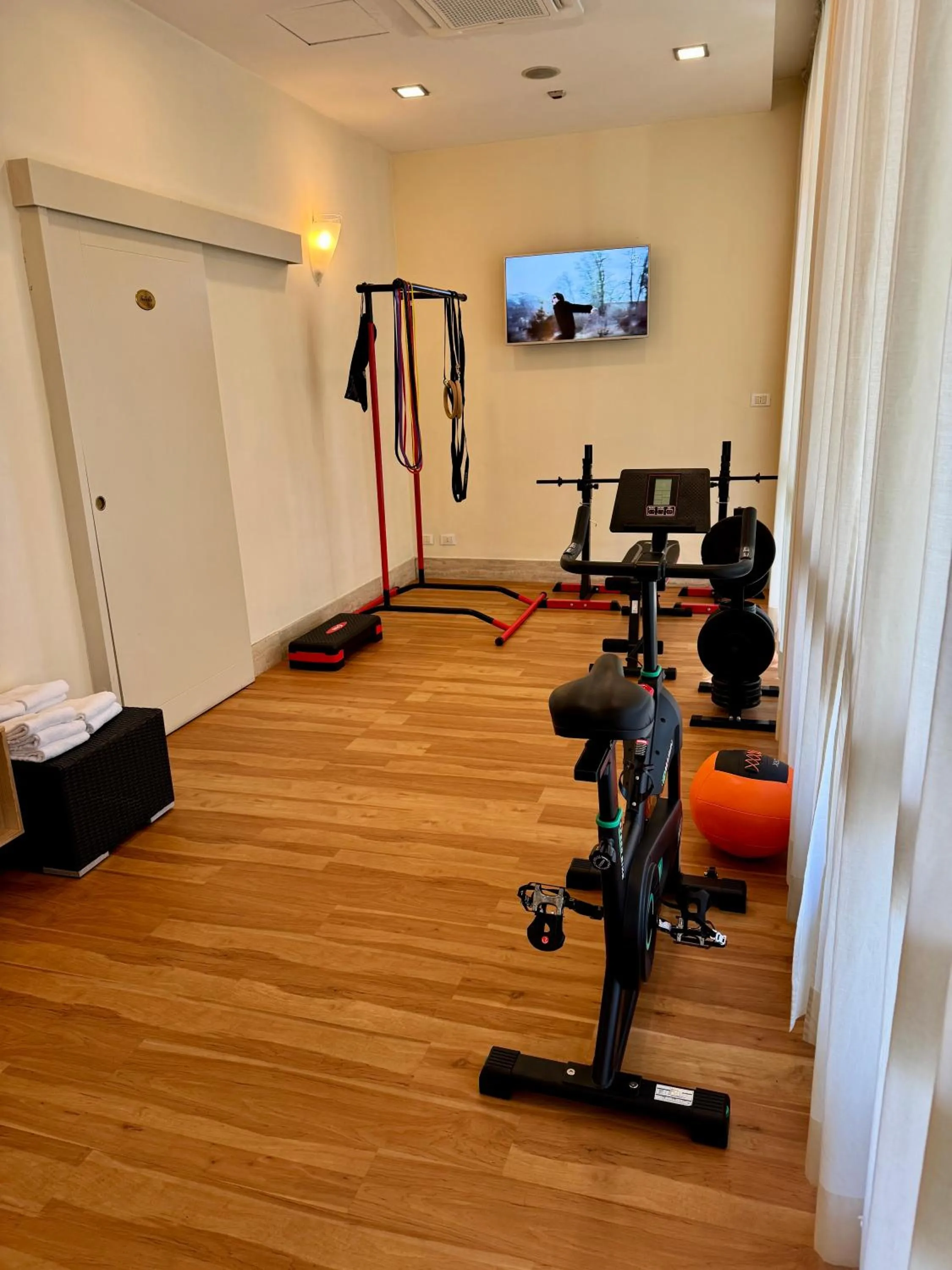Fitness centre/facilities in Hotel Majorca sul Mare in centro a Riccione con Area Fitness