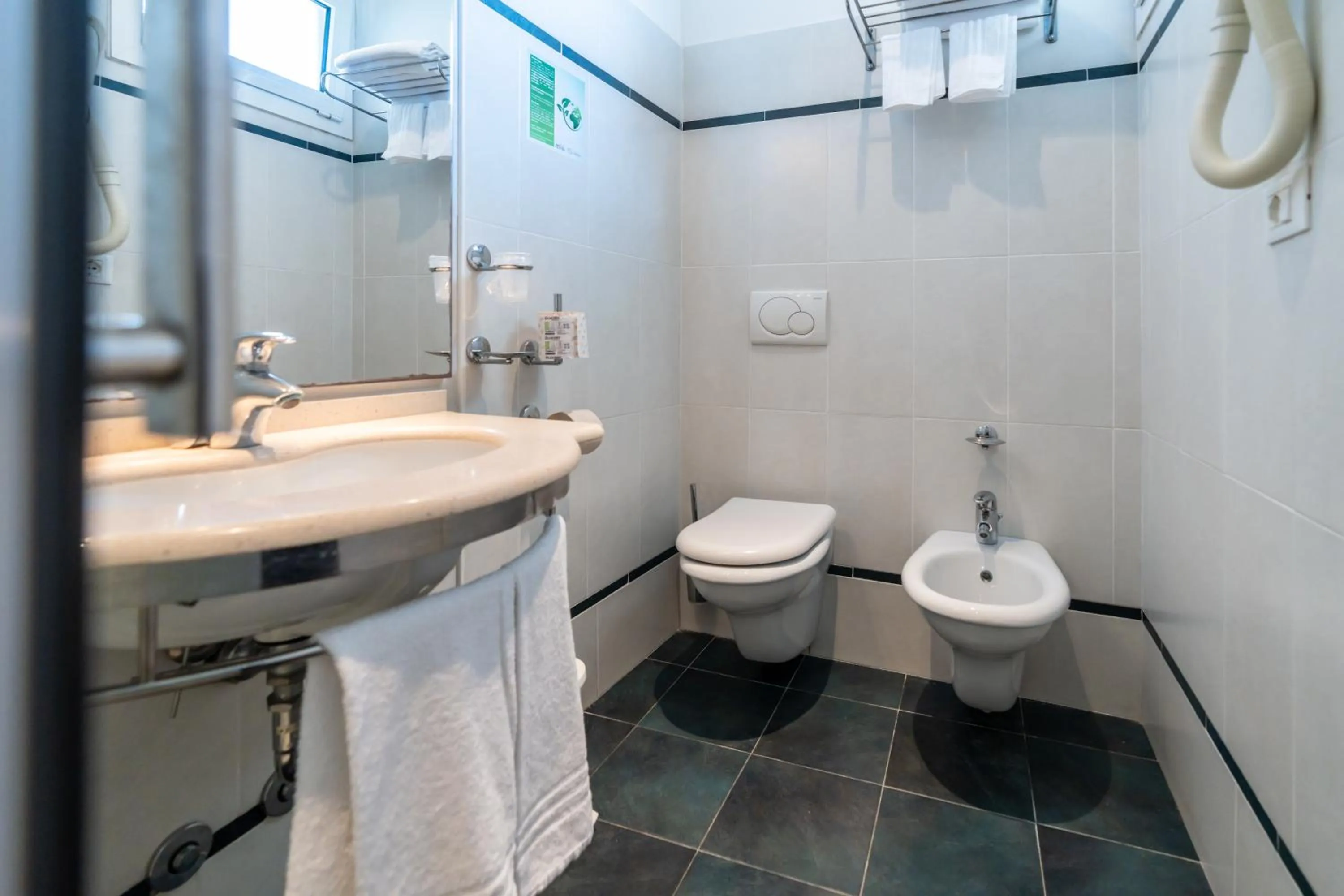 Bathroom in Hotel Majorca sul Mare in centro a Riccione con Area Fitness