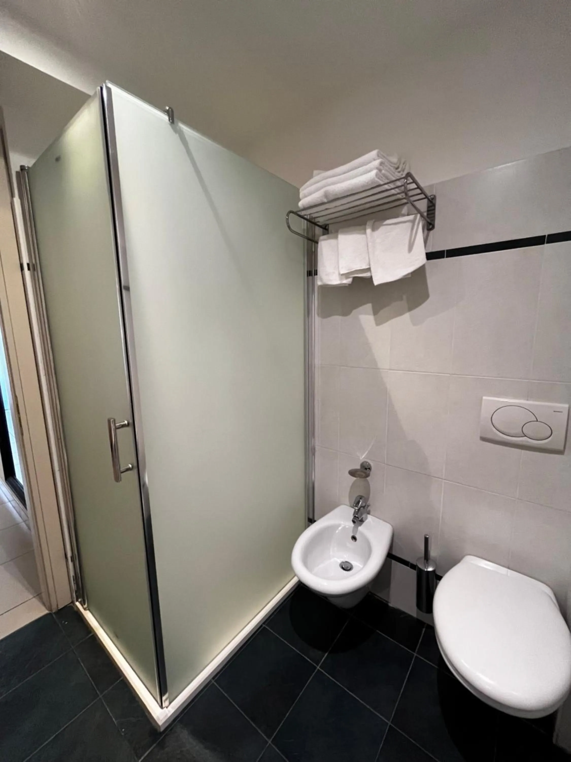 Bathroom in Hotel Majorca sul Mare in centro a Riccione con Area Fitness