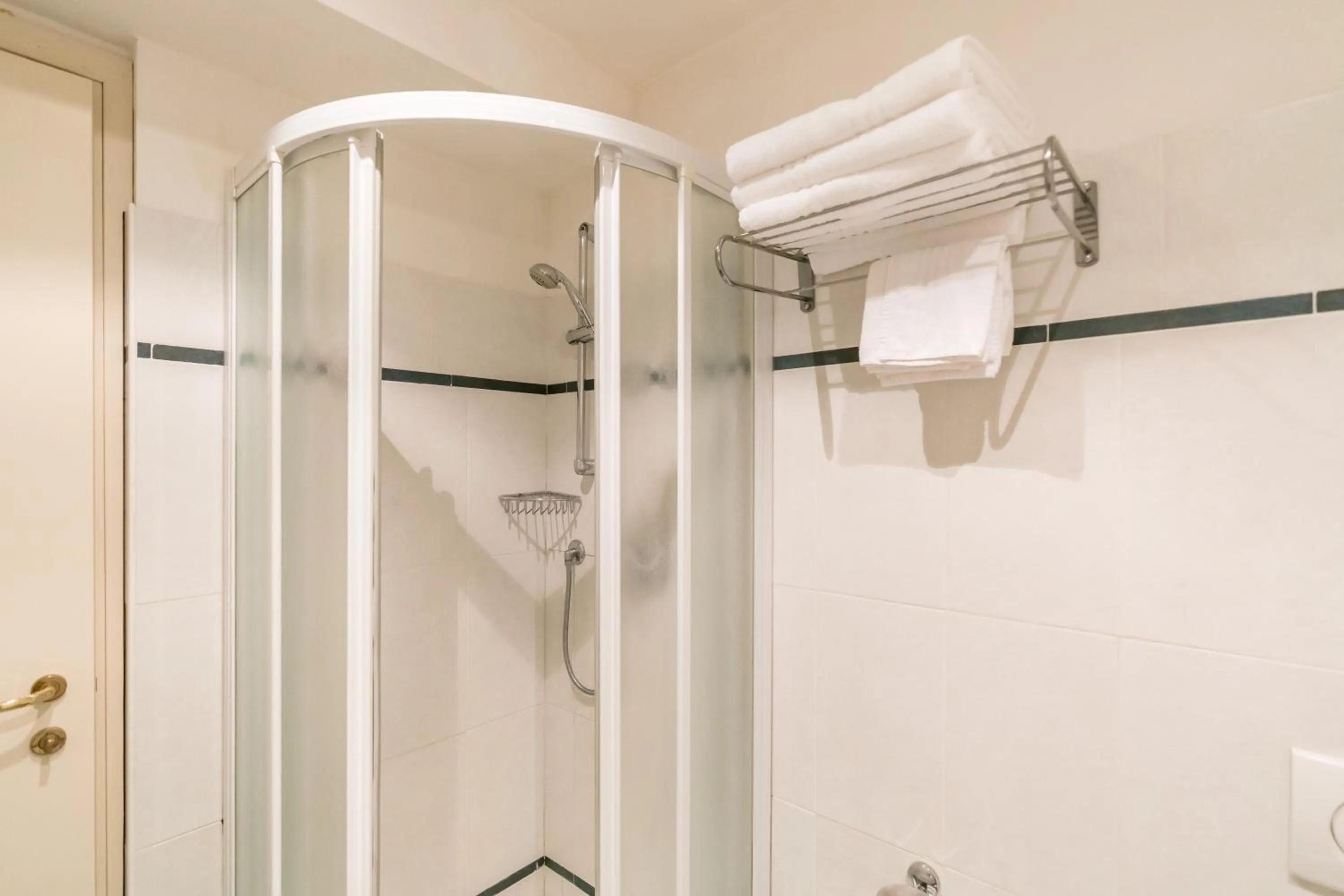 Bathroom in Hotel Majorca sul Mare in centro a Riccione con Area Fitness