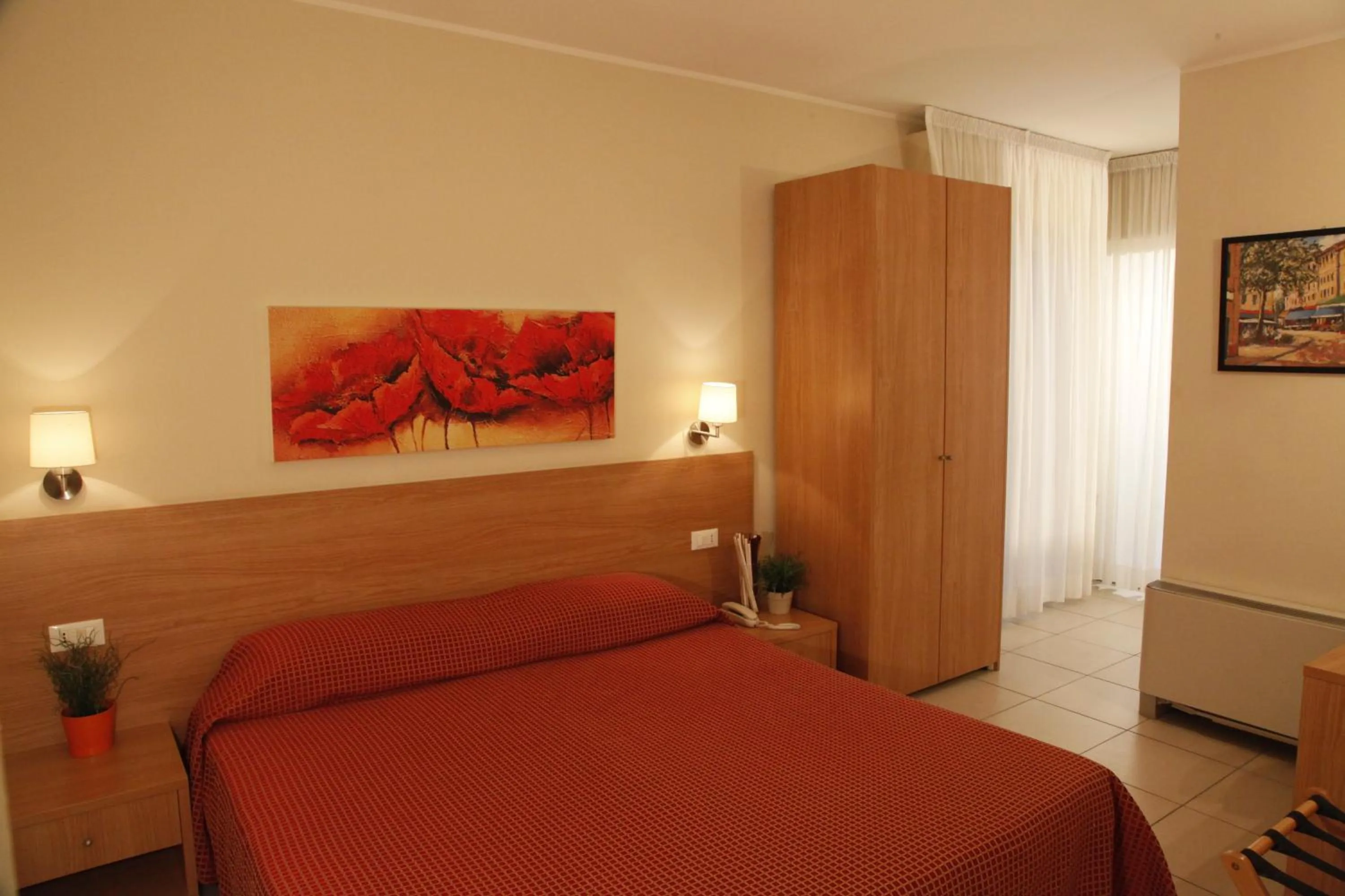 Bedroom, Bed in Hotel Majorca sul Mare in centro a Riccione con Area Fitness