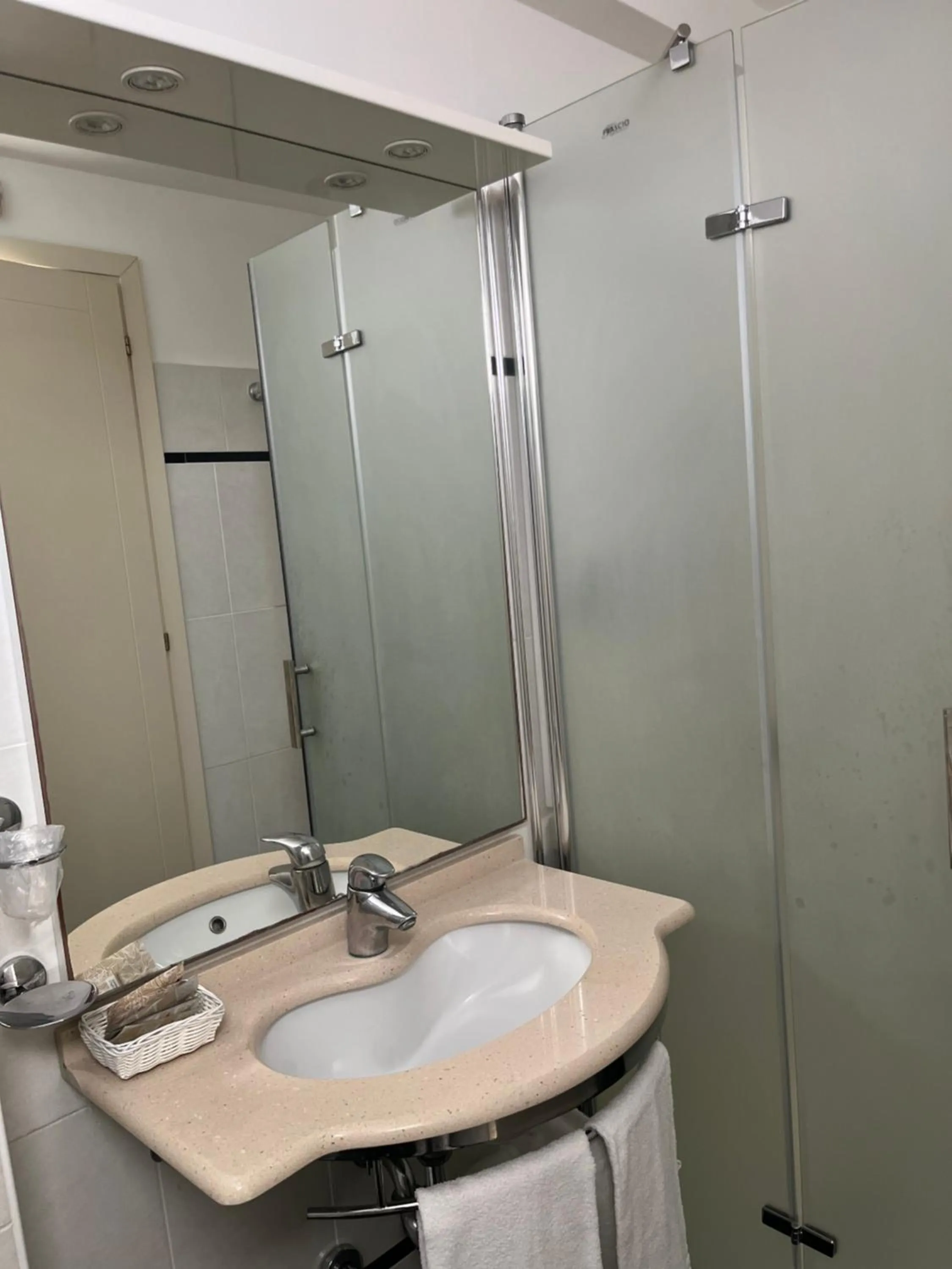 Shower in Hotel Majorca sul Mare in centro a Riccione con Area Fitness