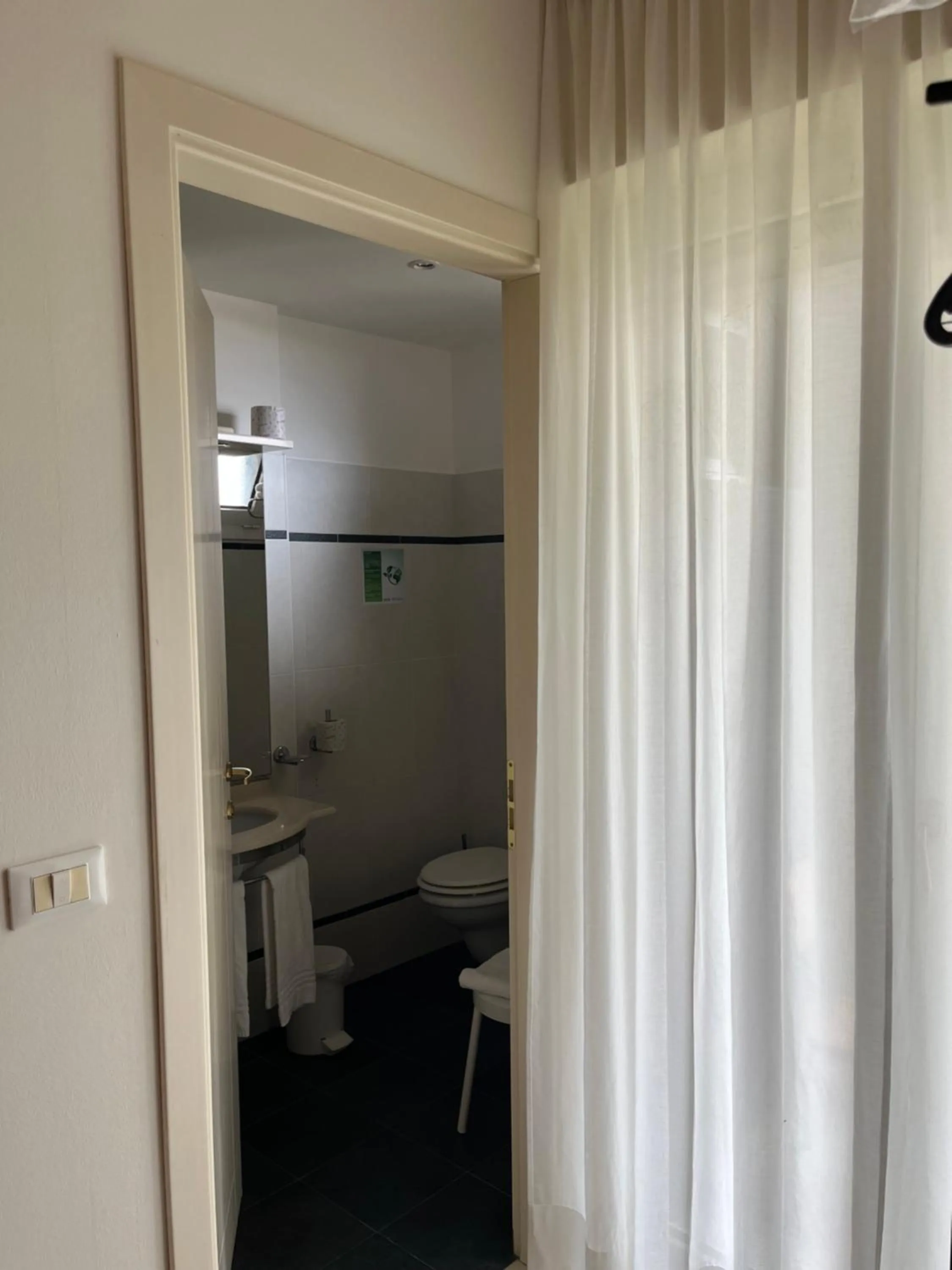 Bathroom in Hotel Majorca sul Mare in centro a Riccione con Area Fitness