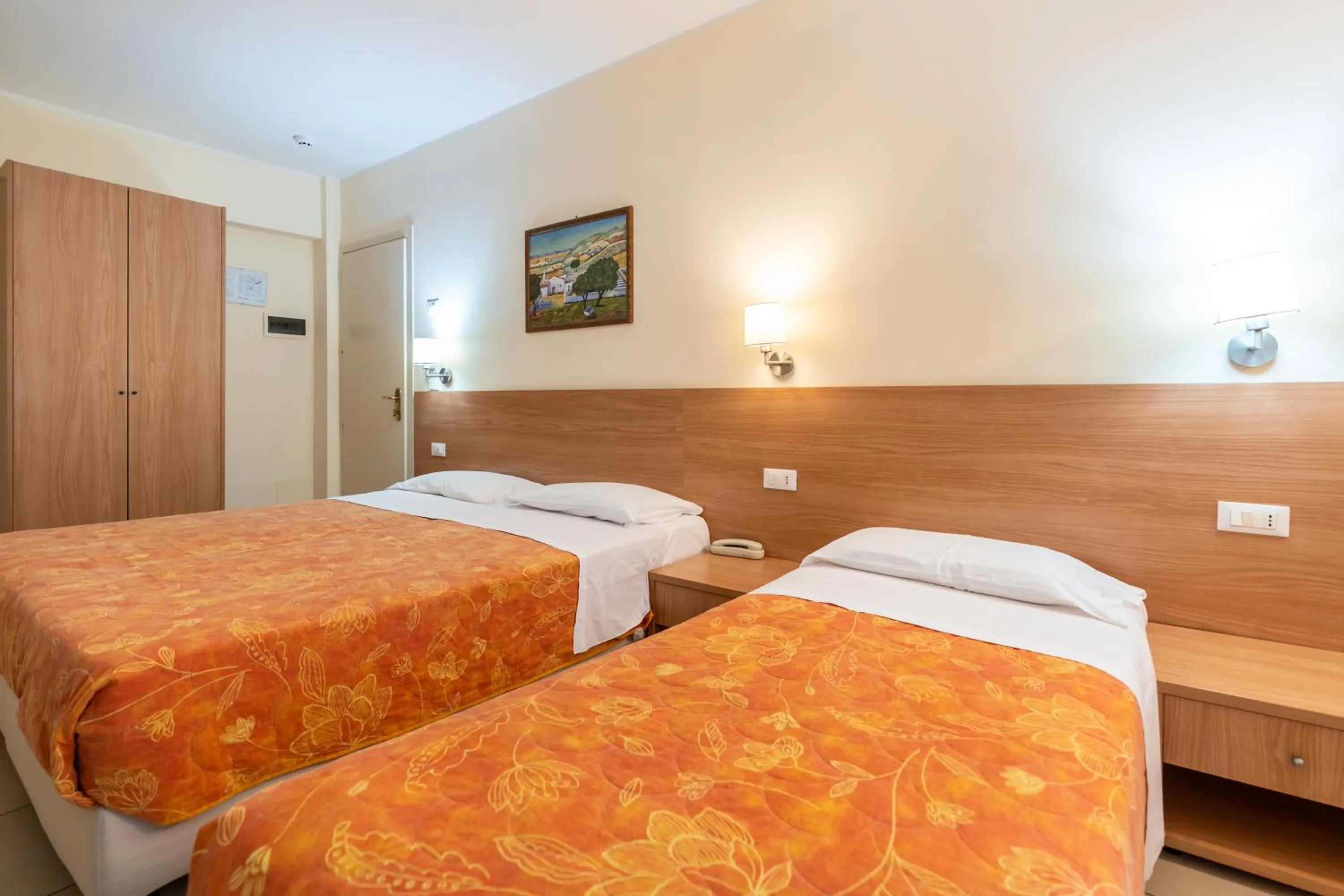Bedroom, Bed in Hotel Majorca sul Mare in centro a Riccione con Area Fitness