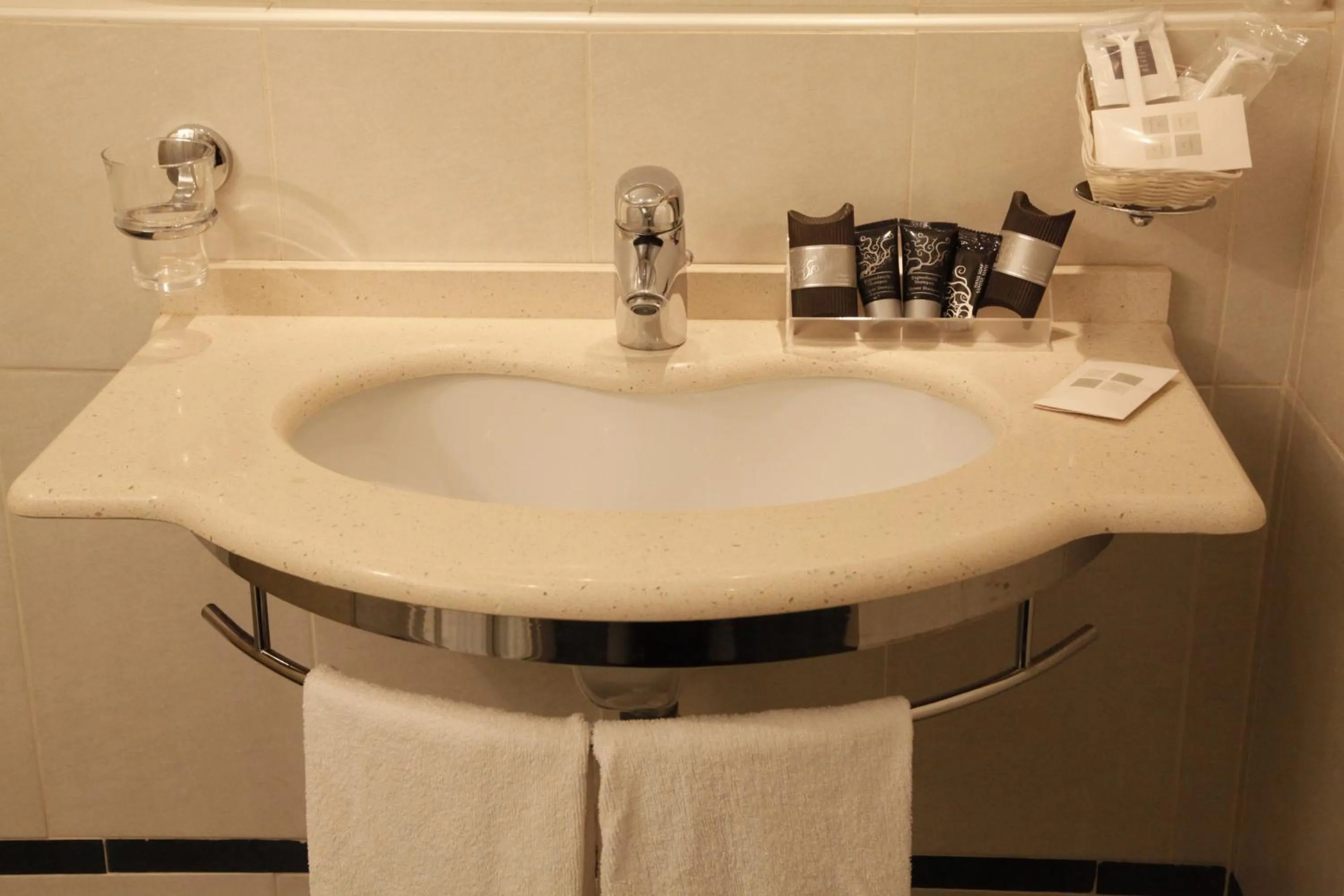 Bathroom in Hotel Majorca sul Mare in centro a Riccione con Area Fitness