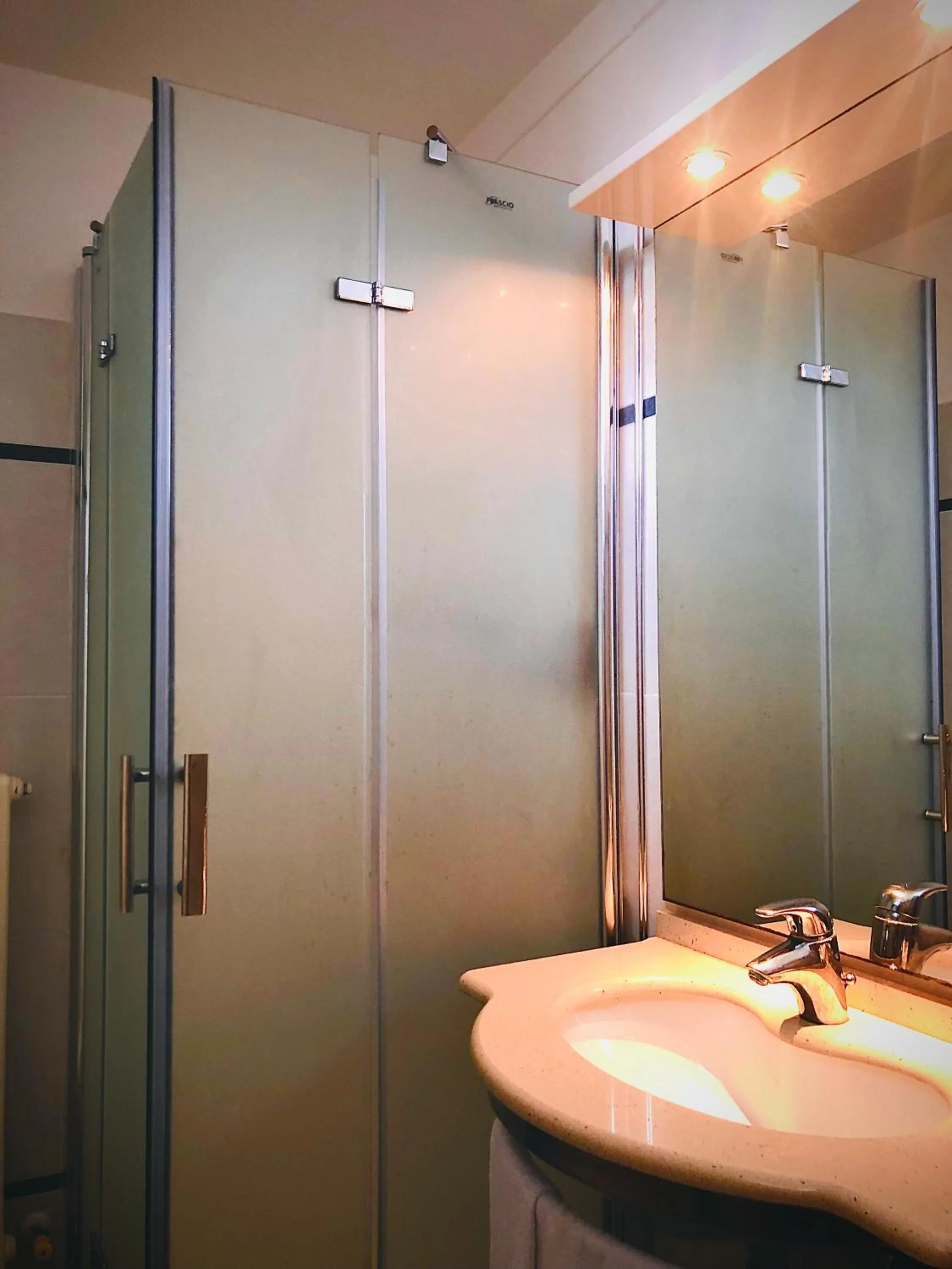 Bathroom in Hotel Majorca sul Mare in centro a Riccione con Area Fitness