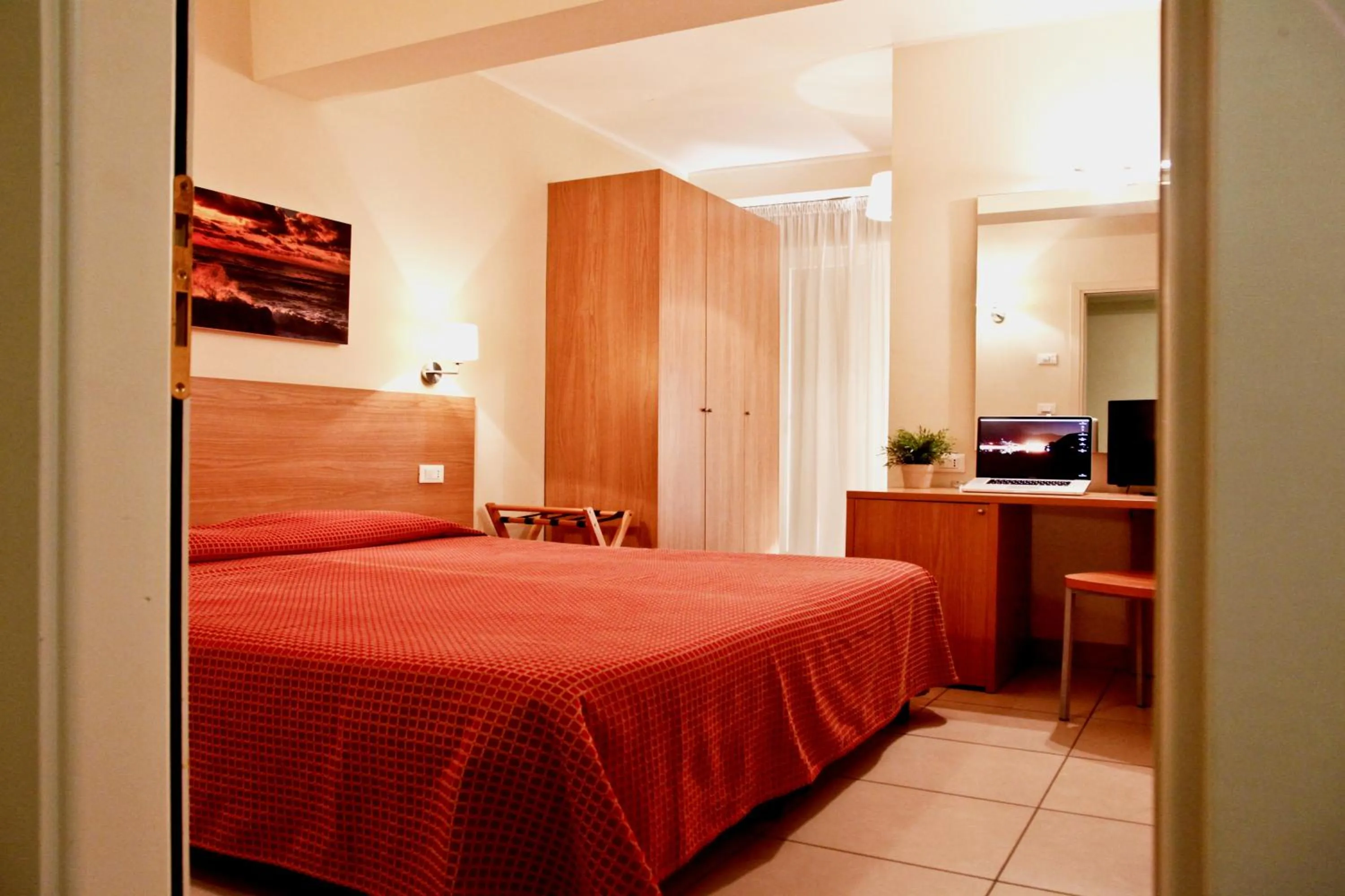 Bedroom, Bed in Hotel Majorca sul Mare in centro a Riccione con Area Fitness