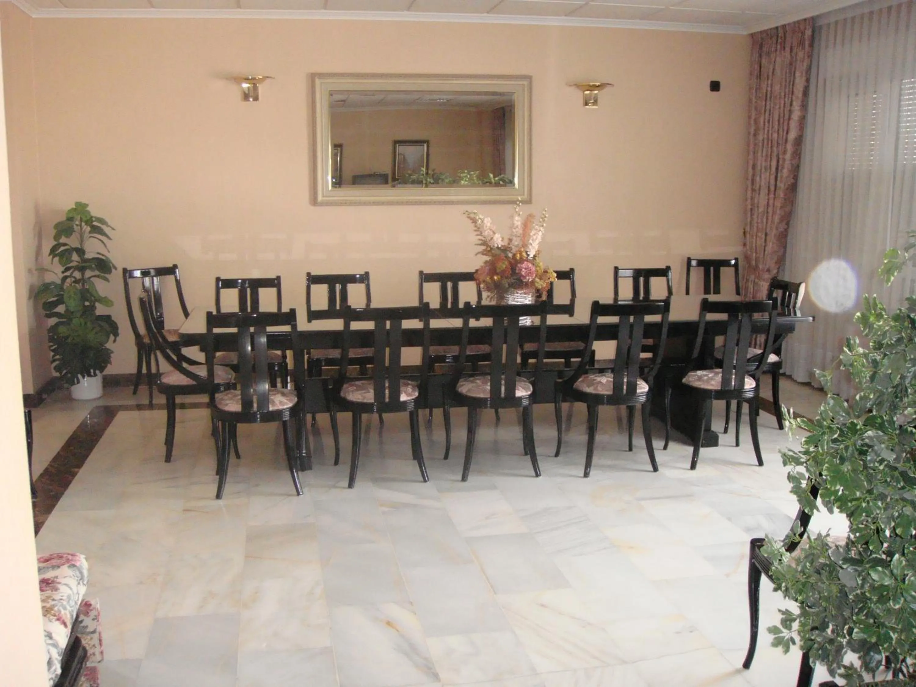 Dining area in Hostal Serpol