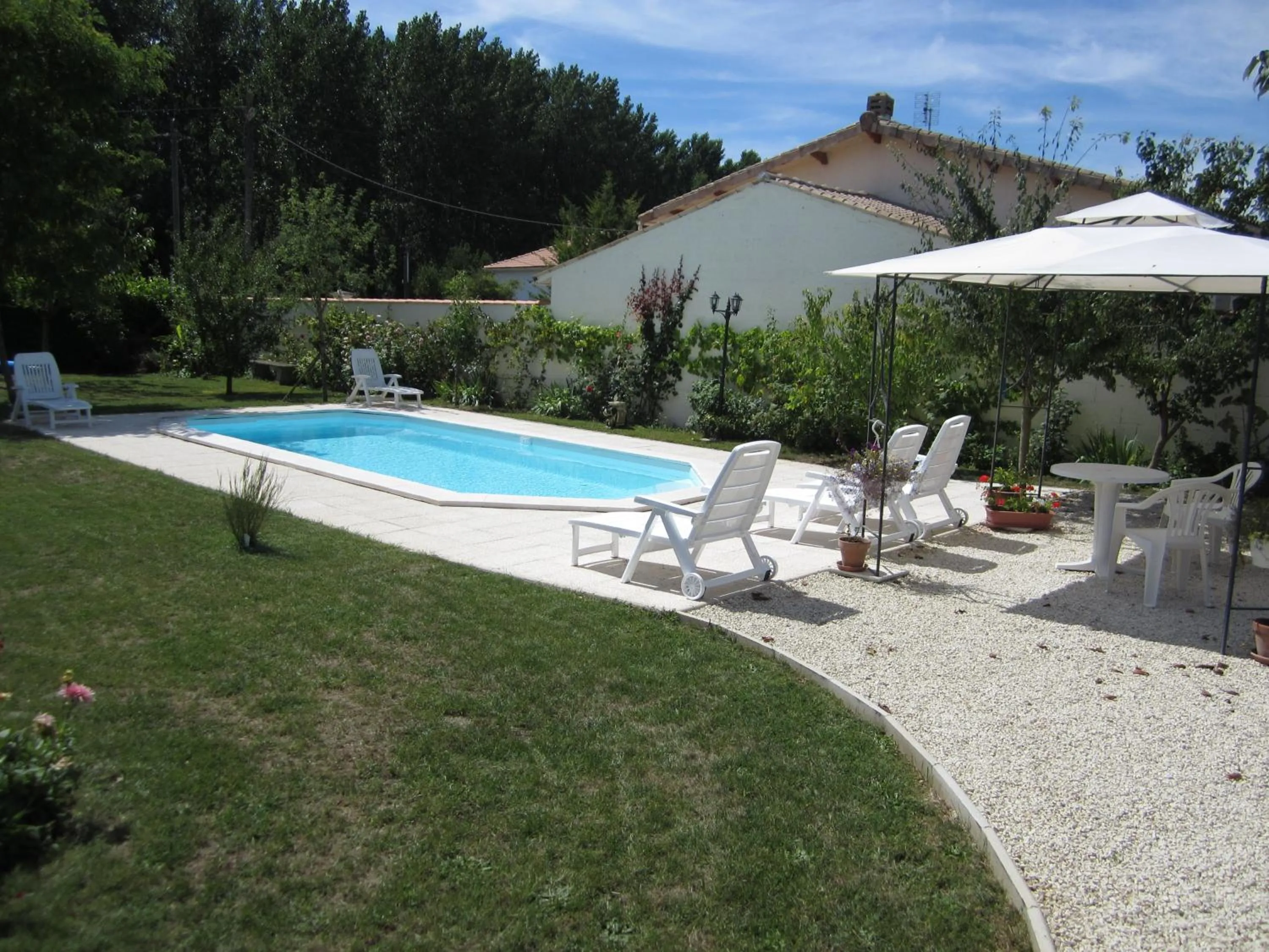 Swimming pool in Maison d'Hôtes Le Cadran Solaire