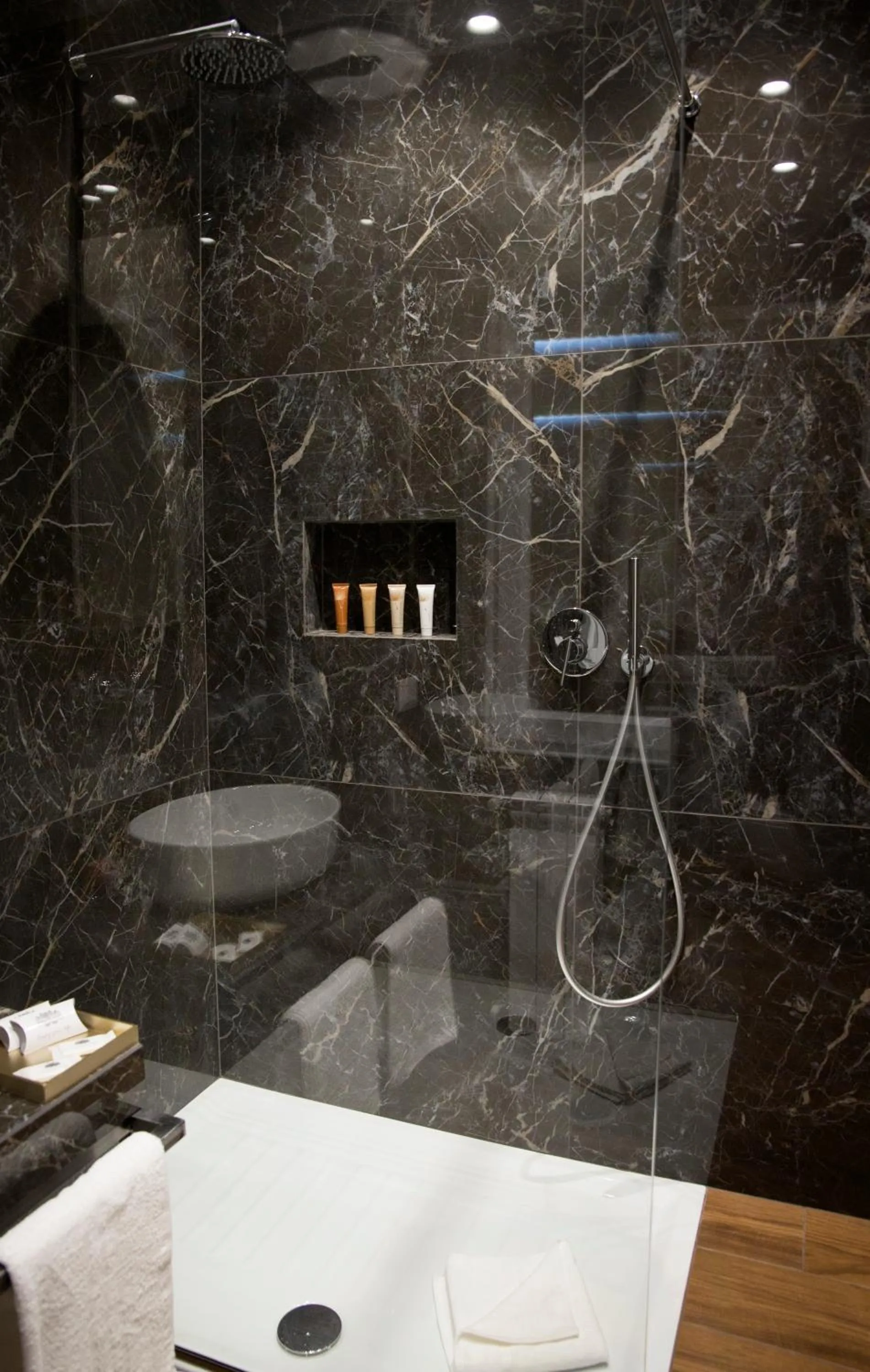Shower in Unicum Roma Suites