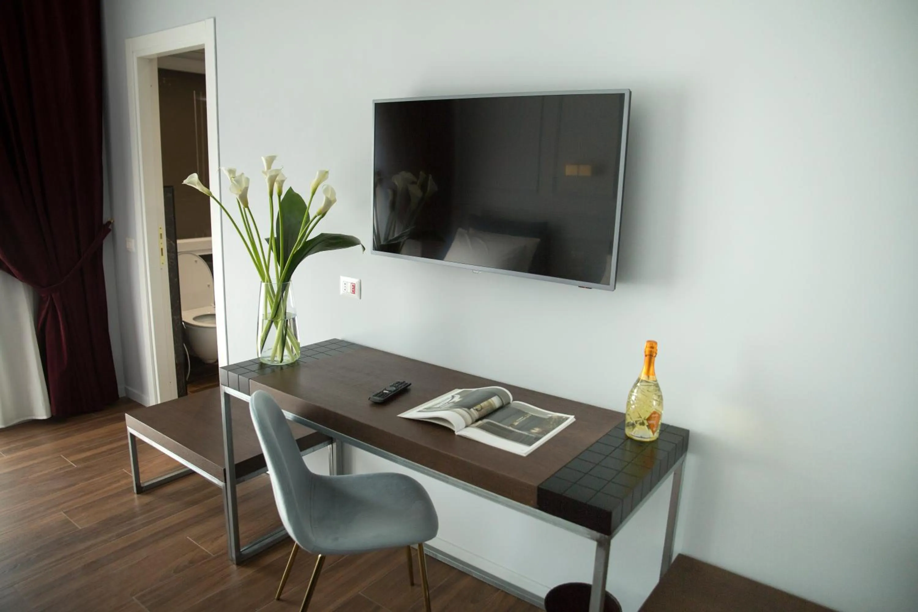 TV and multimedia in Unicum Roma Suites