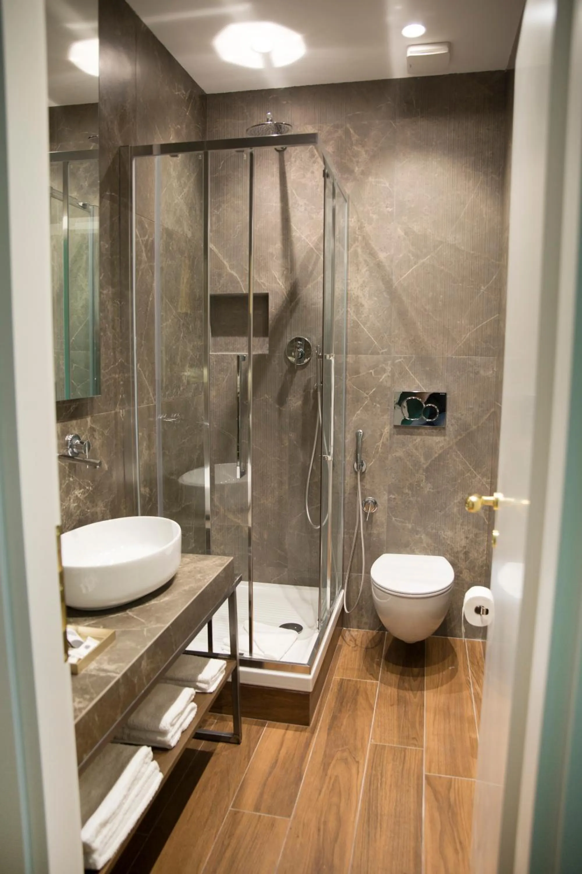 Shower in Unicum Roma Suites
