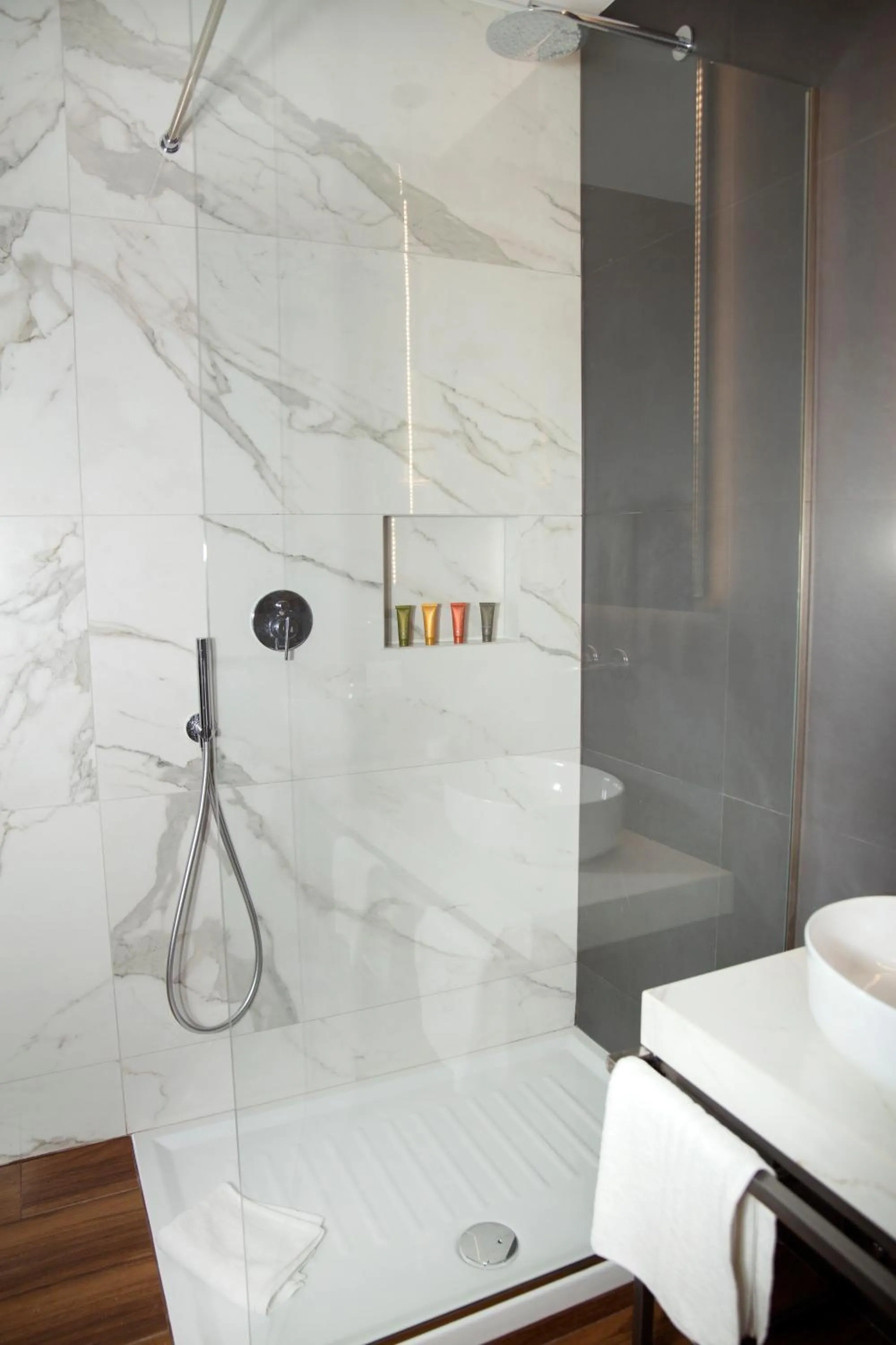 Shower in Unicum Roma Suites