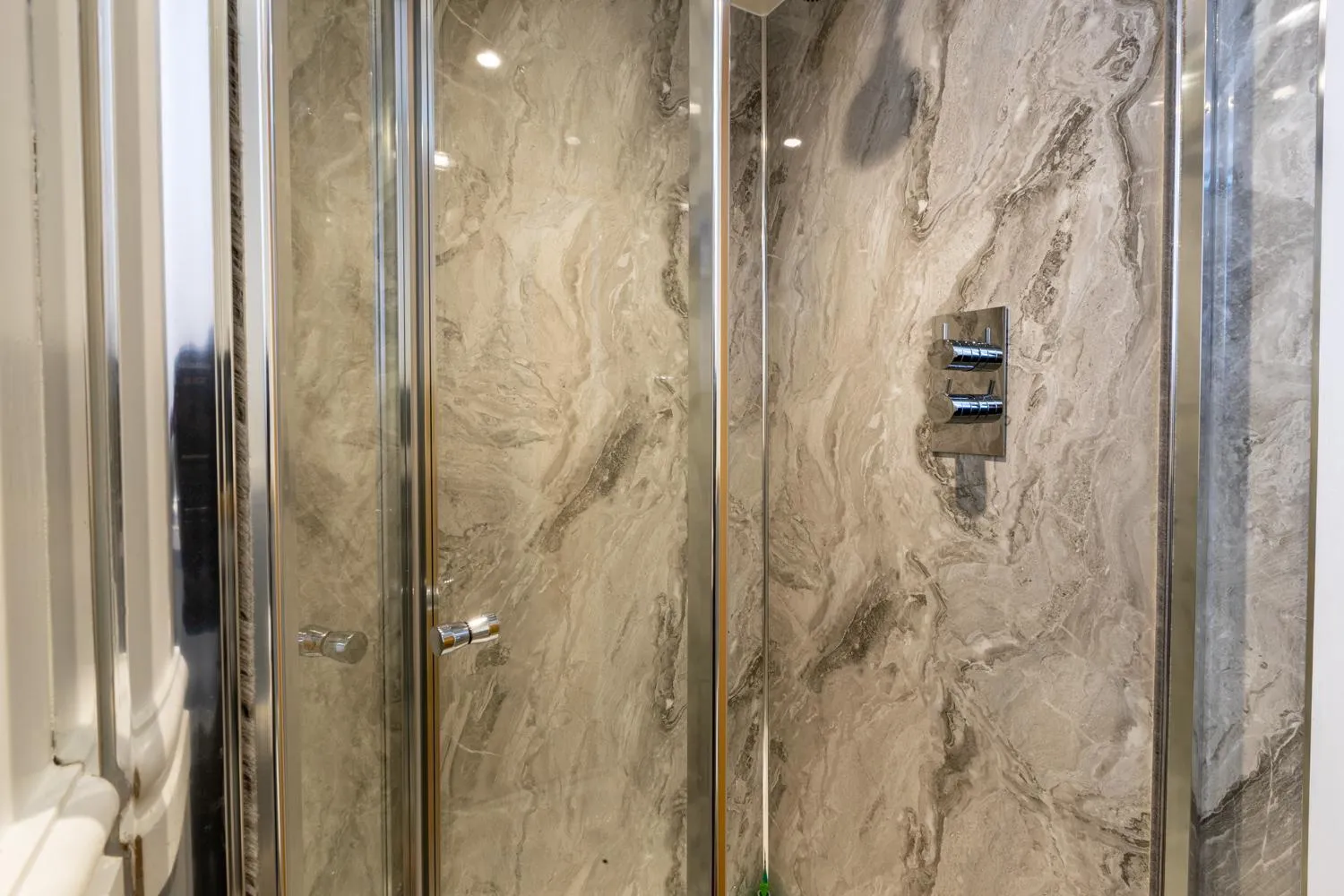 Shower in Holly Lodge Guest House with FREE off site health club