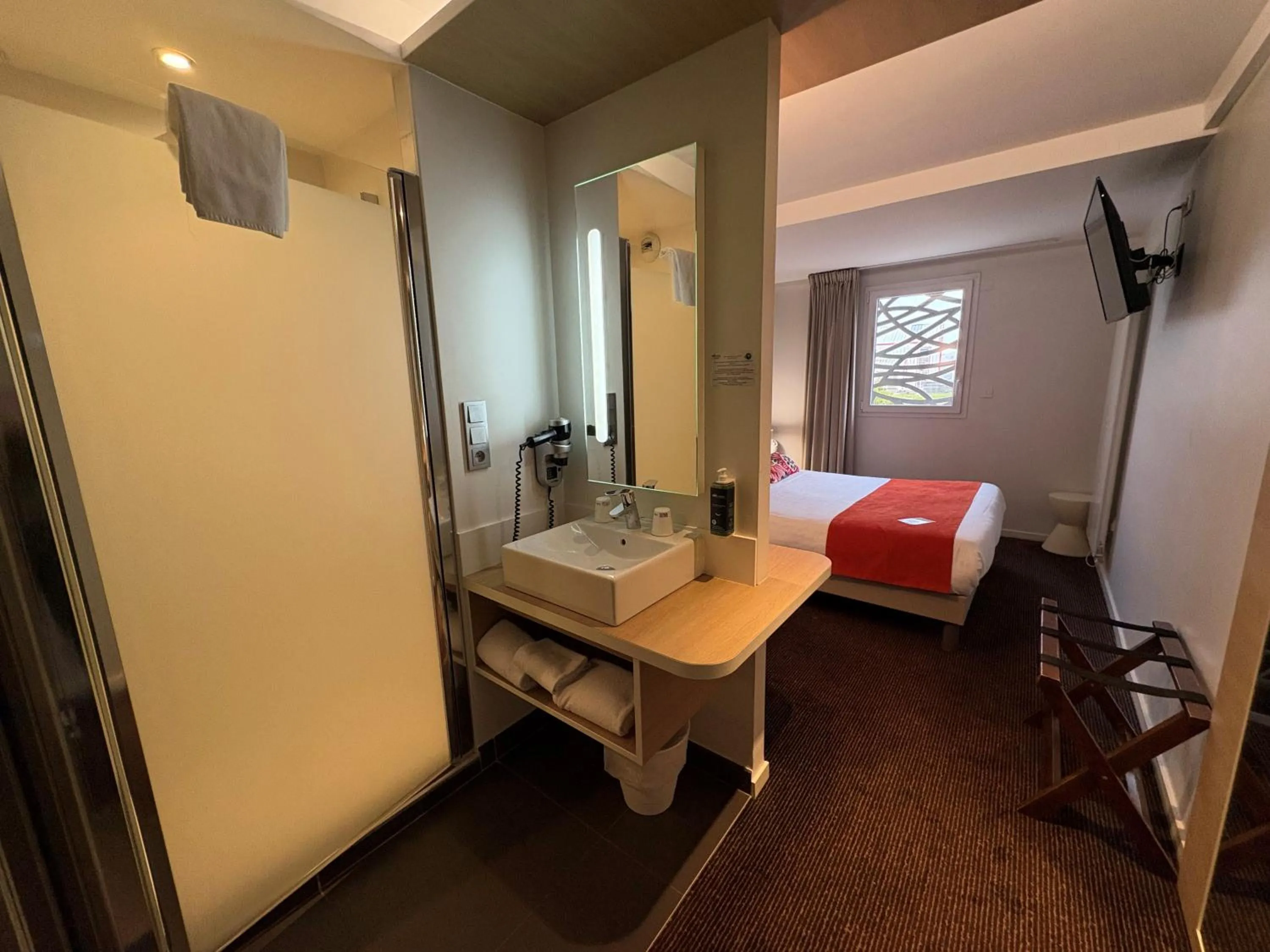 Bathroom, Bed in Brit Hotel Quimper Nord