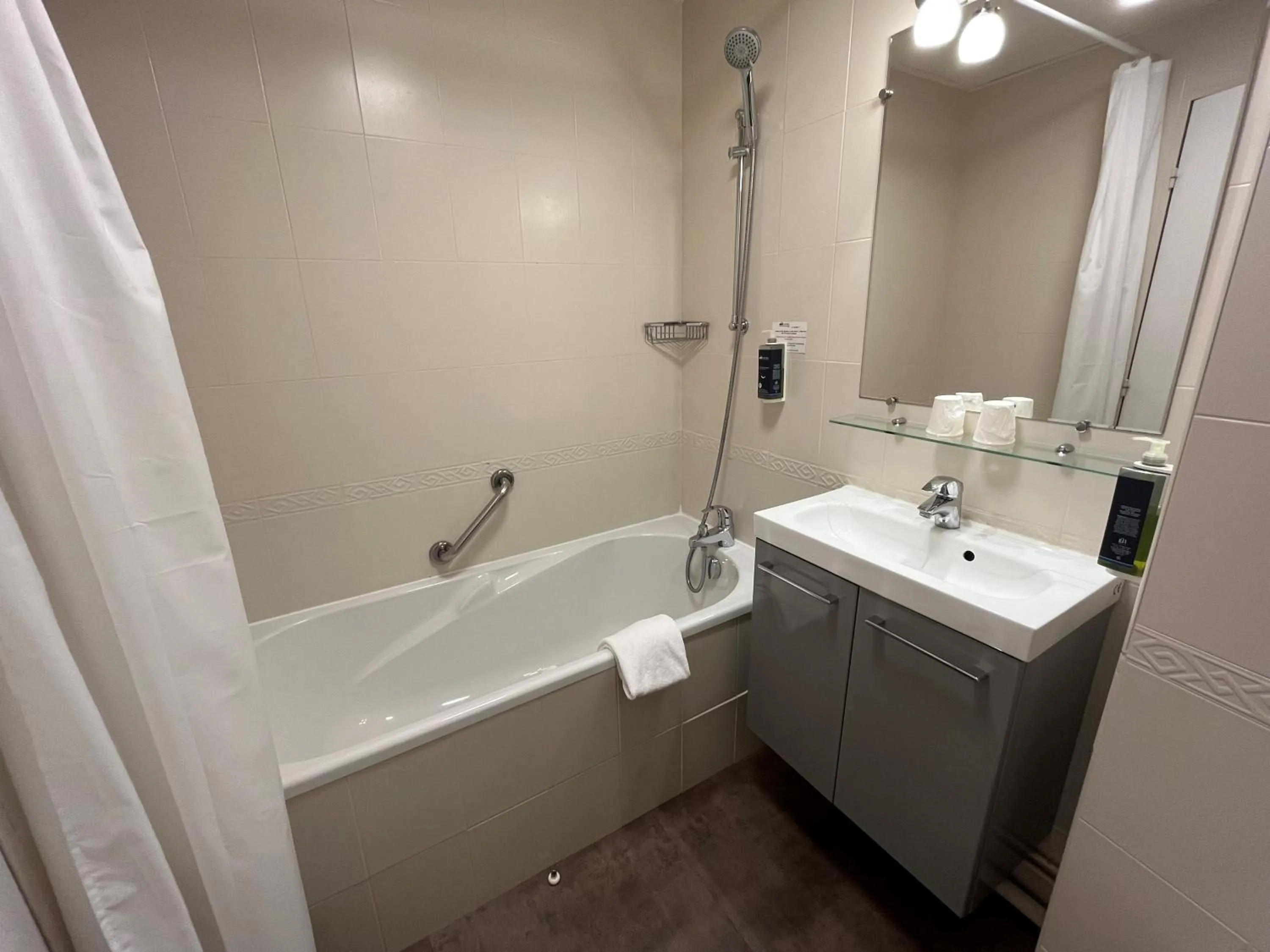 Bathroom in Brit Hotel Quimper Nord