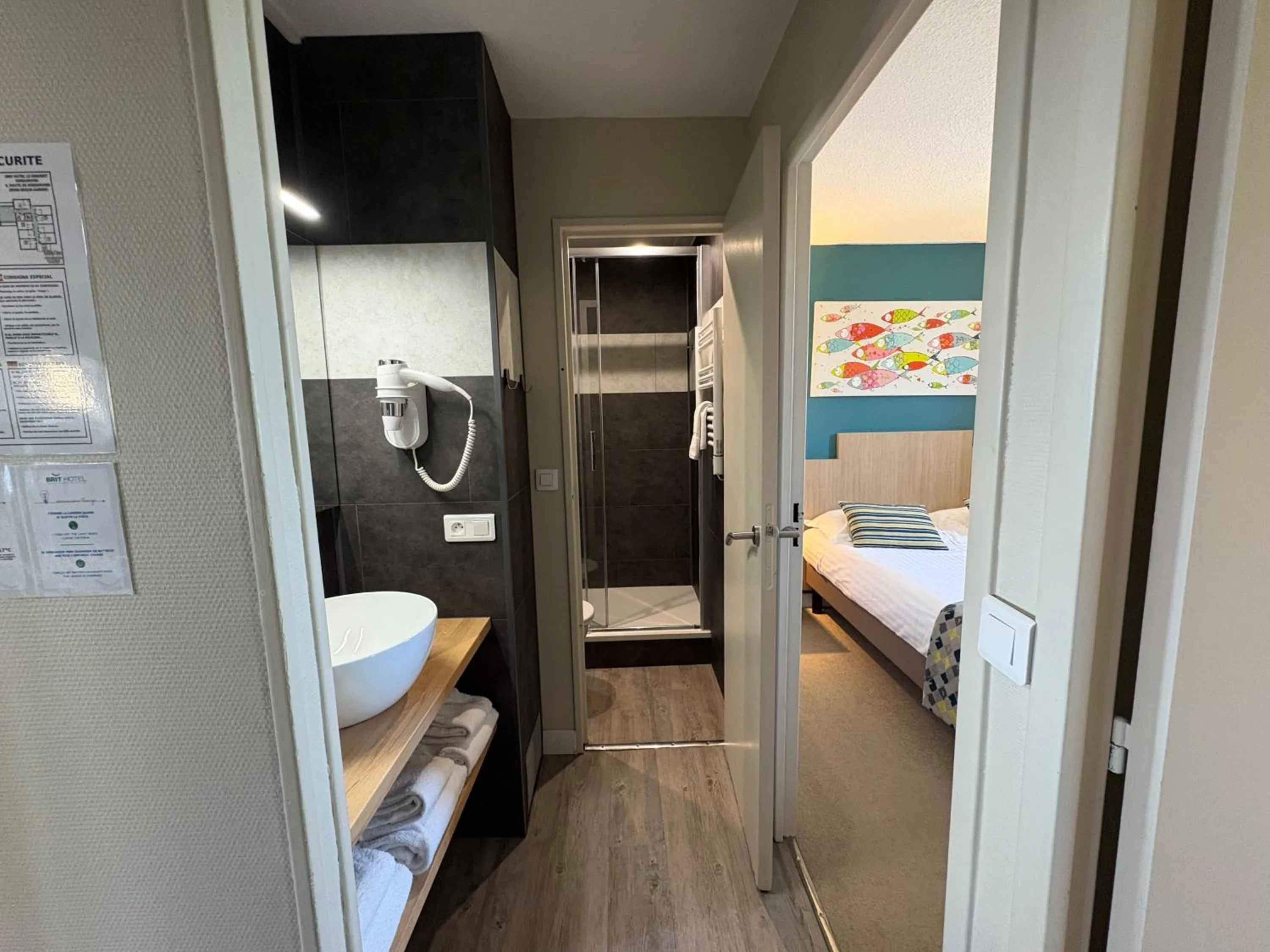 Bathroom, Bed in Brit Hotel Quimper Nord