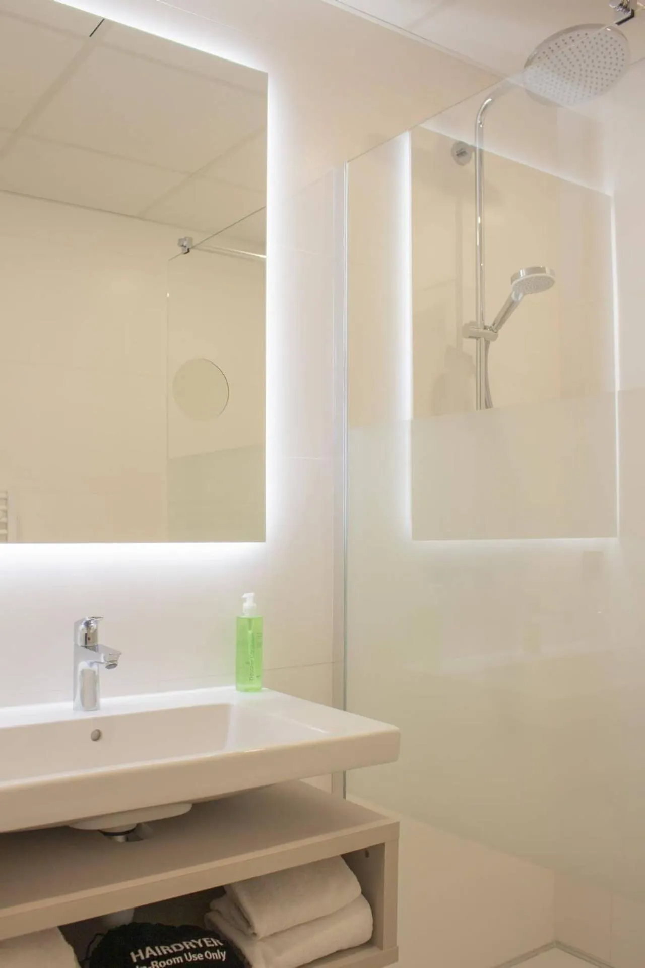 Shower in Brit Hotel Nantes Vigneux - L'Atlantel