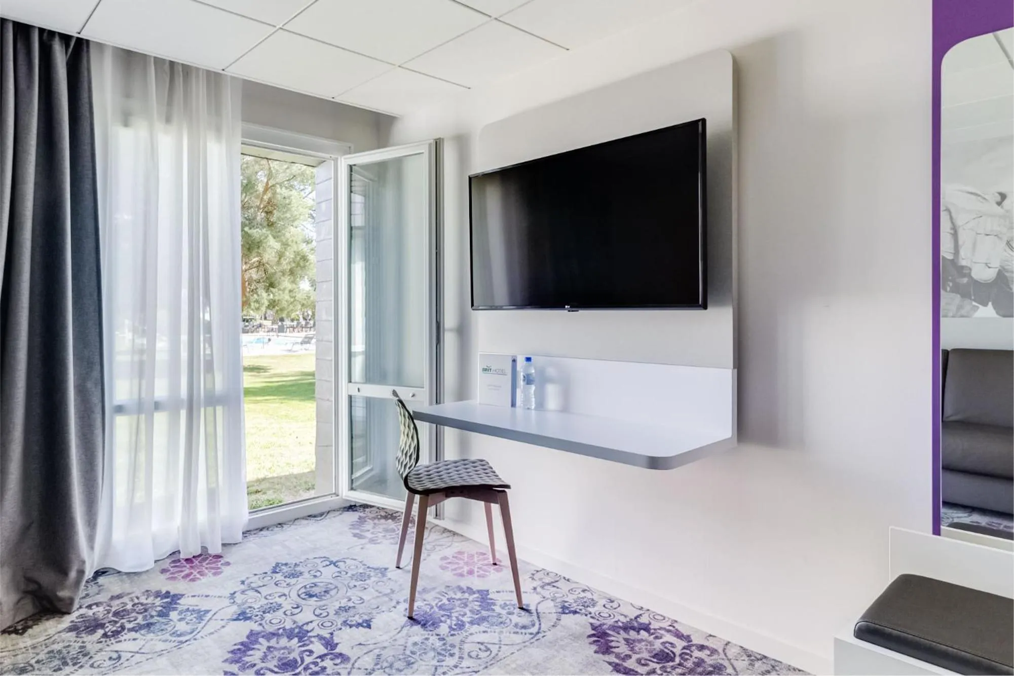 TV and multimedia in Brit Hotel Nantes Vigneux - L'Atlantel