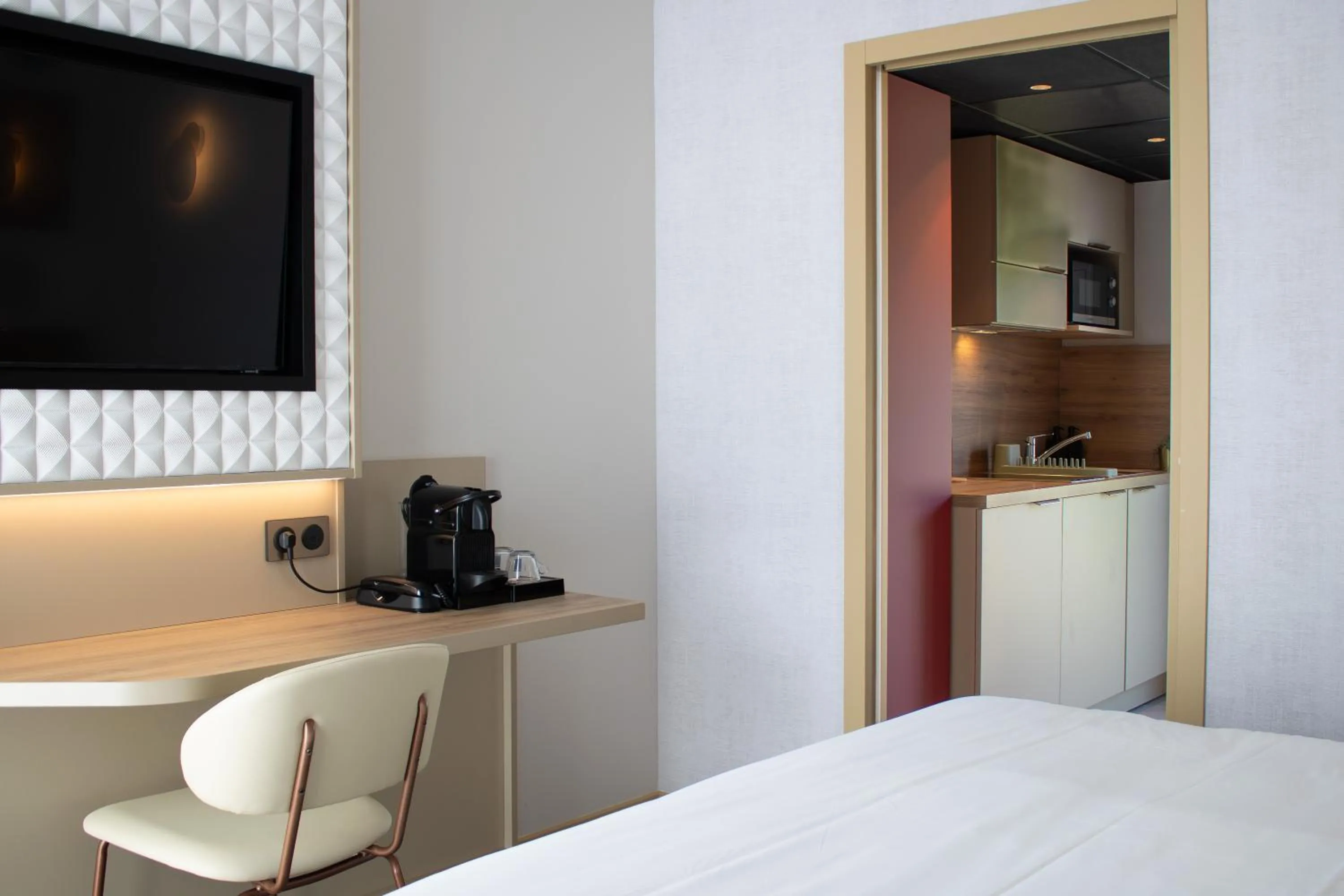Kitchen or kitchenette, Bed in Brit Hotel Nantes Vigneux - L'Atlantel