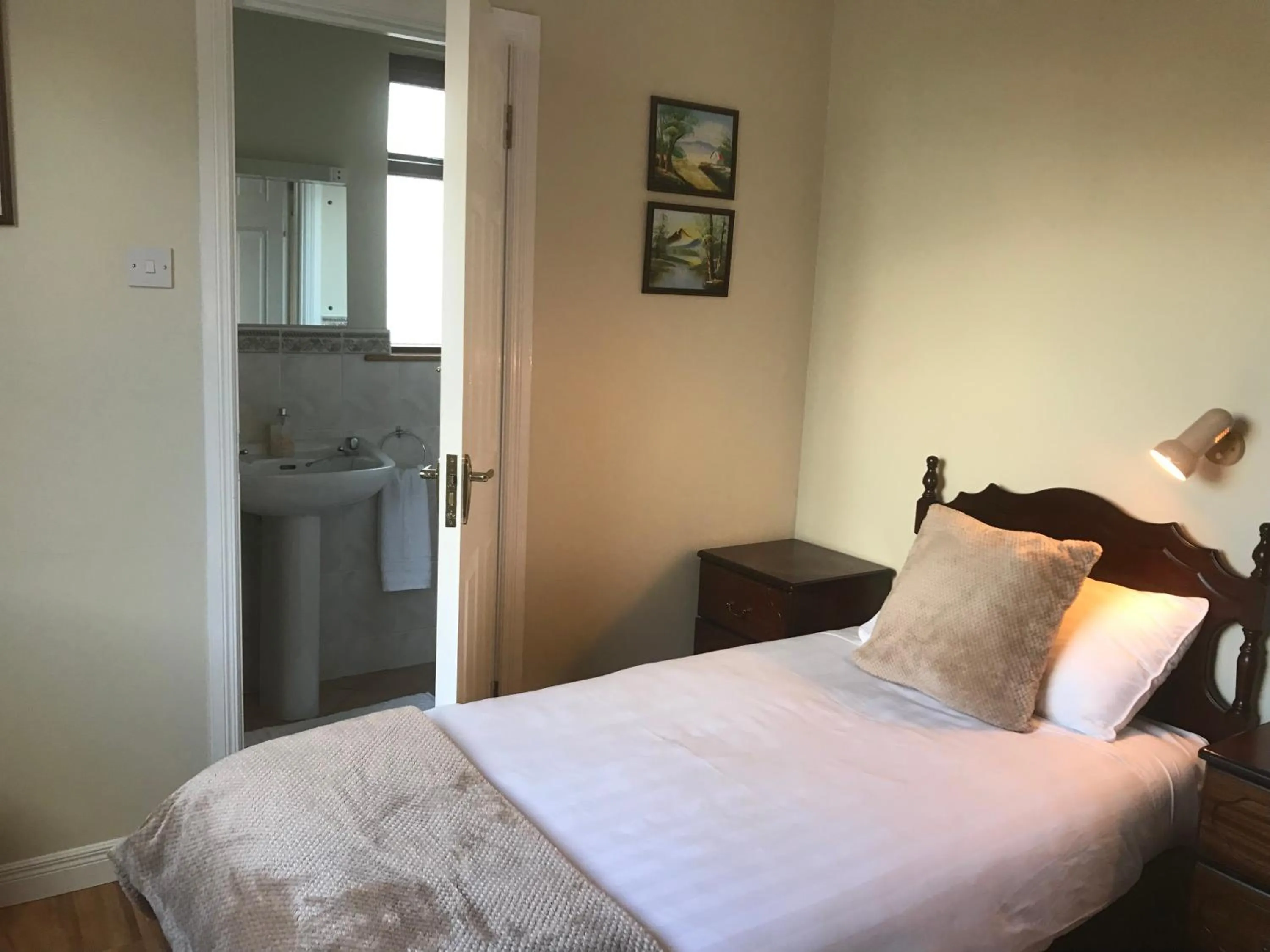 Twin Room with Private Bathroom in Steeple View B&B Guesthouse Donegal - Newly renovated in 2023