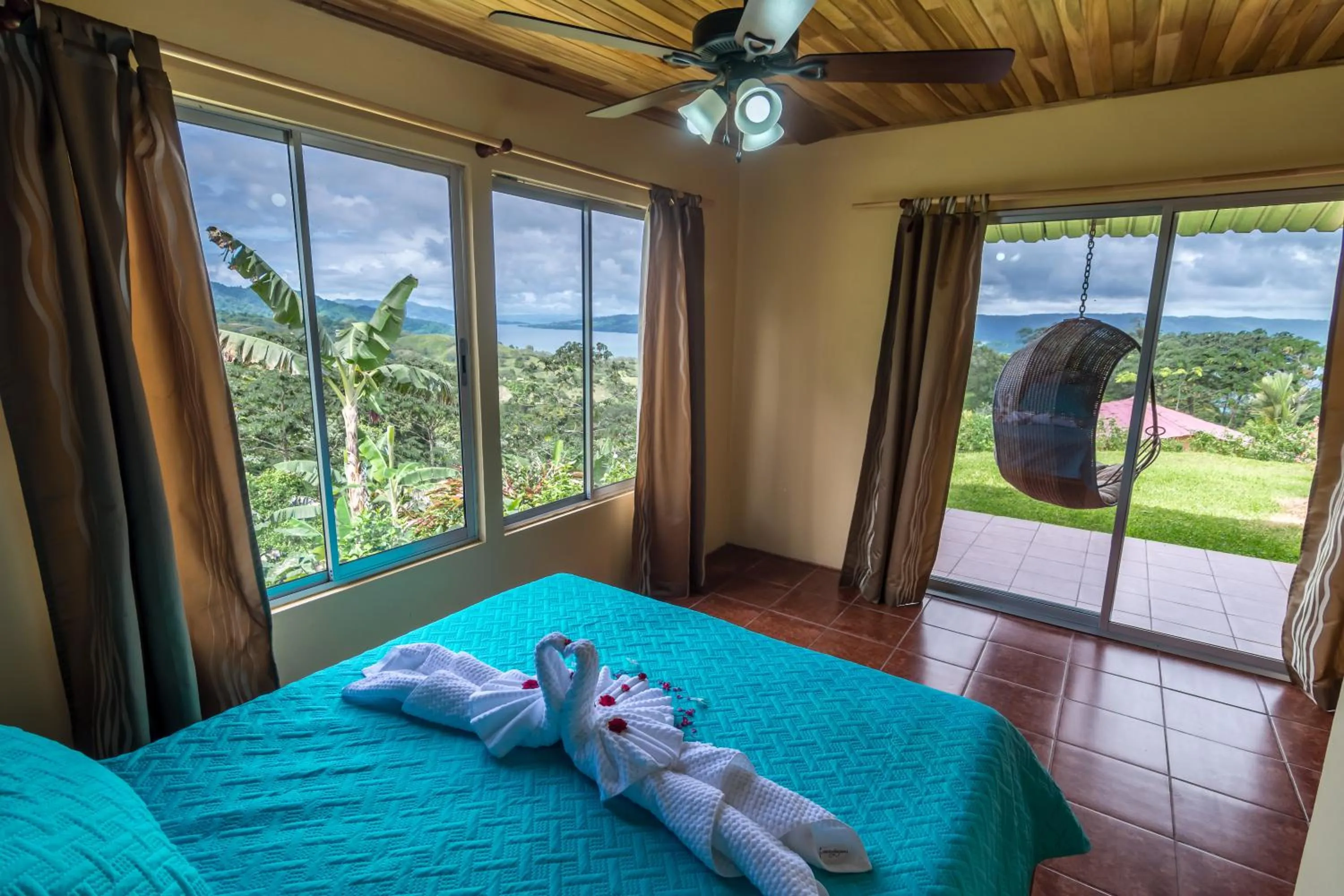 Garden view, Bed in Hotel Nepenthe B&B