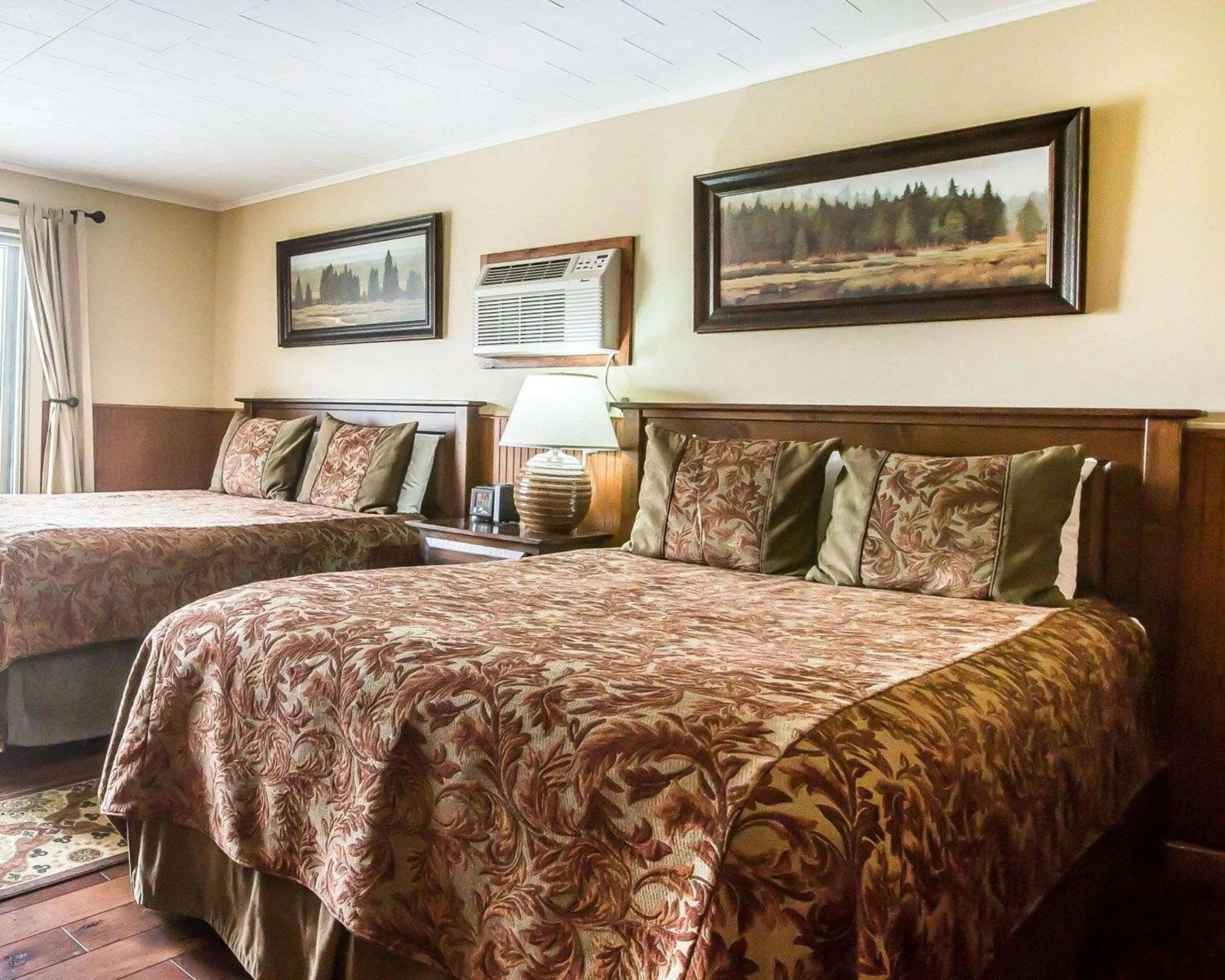 Bedroom, Bed in Yellowstone Valley Lodge, an Ascend Collection Hotel