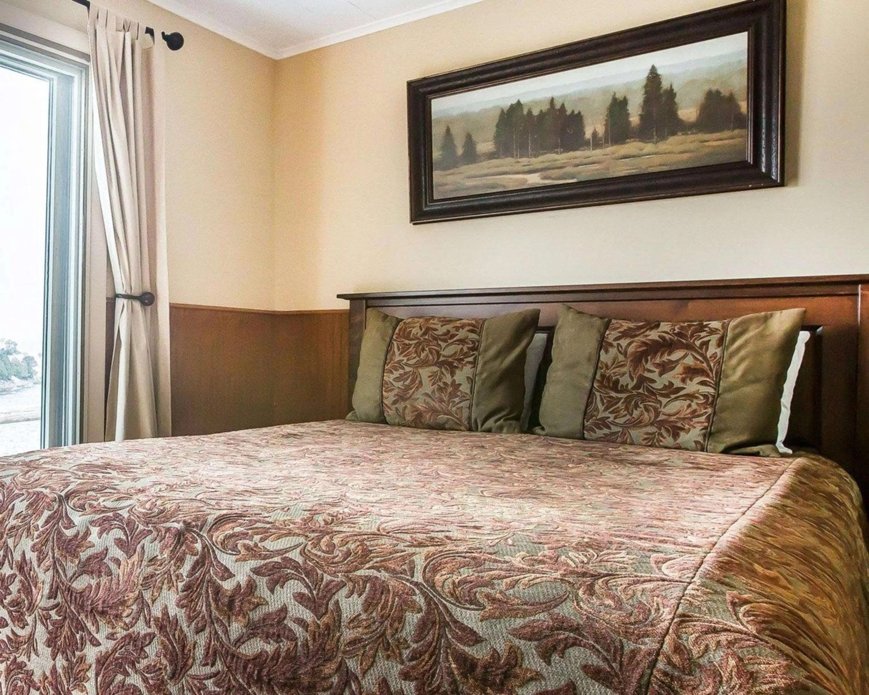 Bedroom, Bed in Yellowstone Valley Lodge, an Ascend Collection Hotel