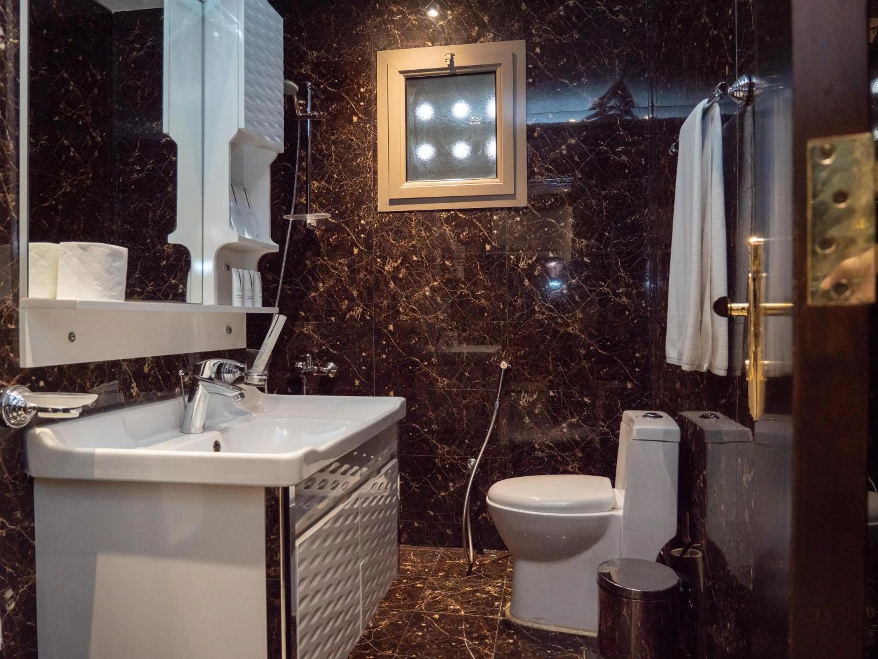 Shower in Innyar Hotel