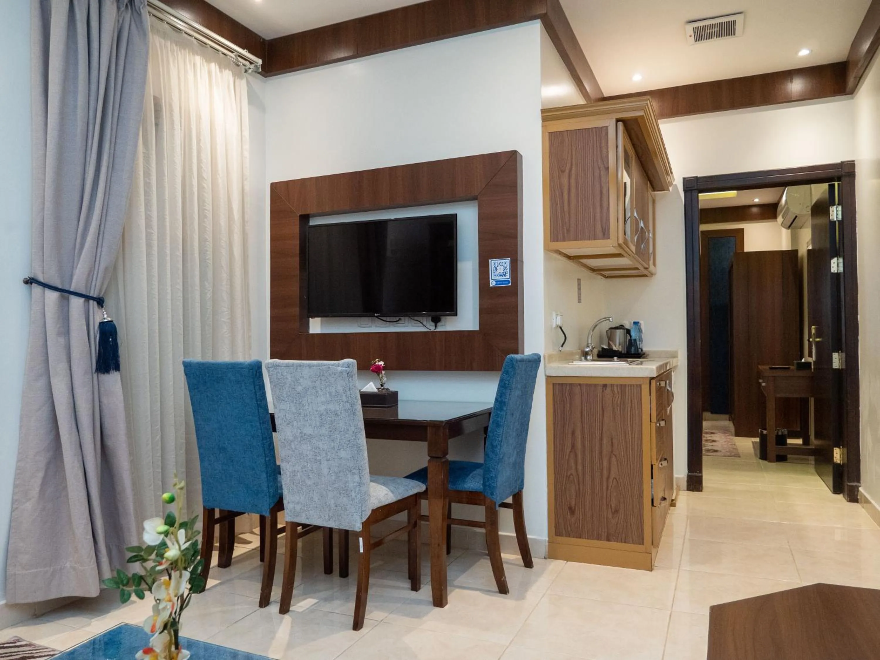 Communal lounge/ TV room in Innyar Hotel