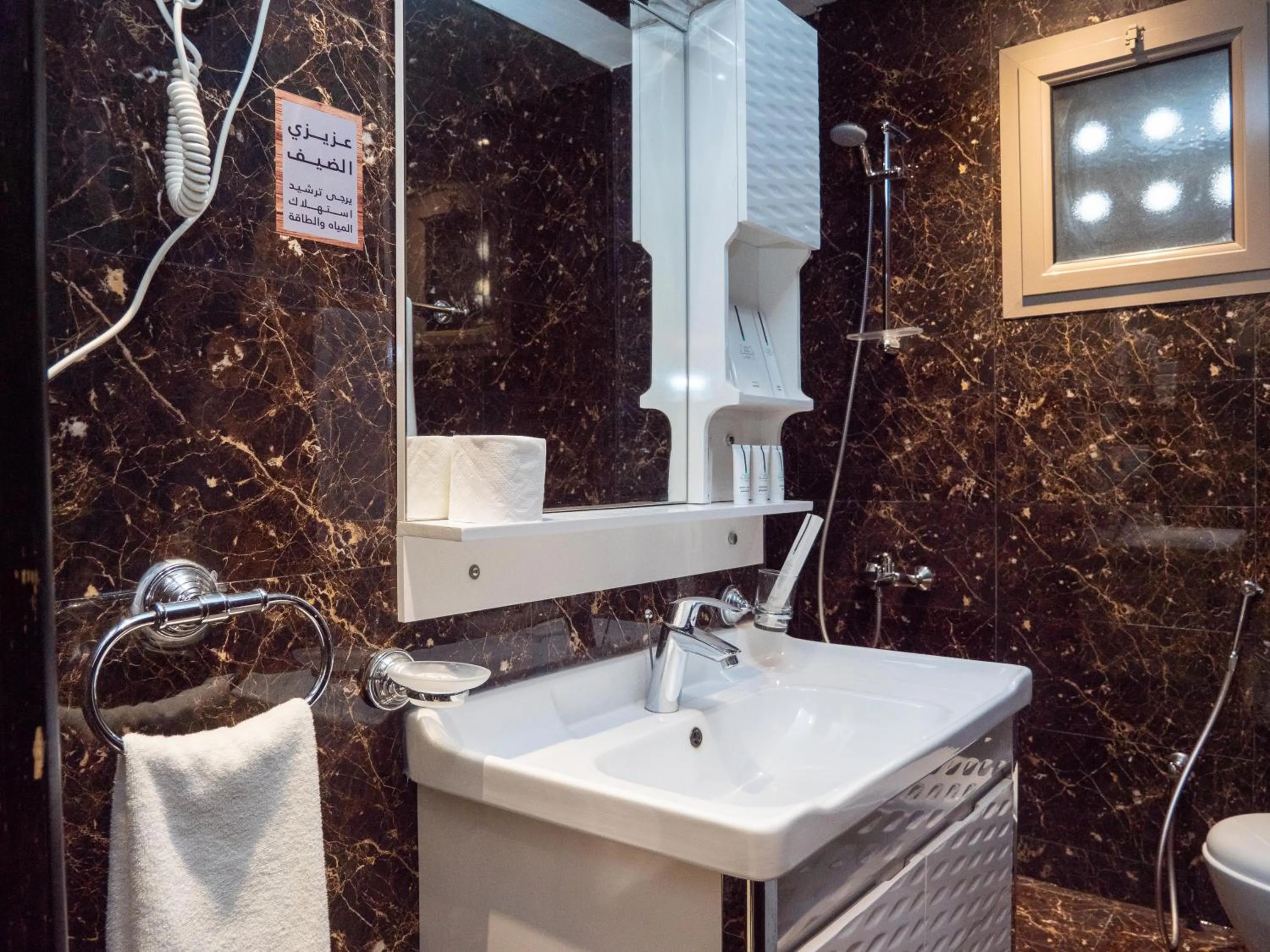 Bathroom in Innyar Hotel